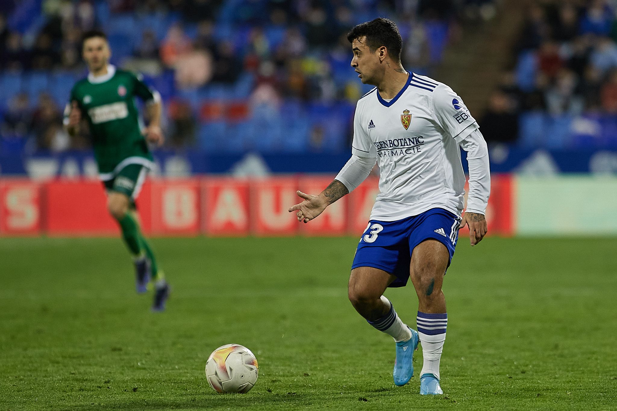 Azón se señala el escudo del Real Zaragoza para festejar su gol al Amorebieta (Foto: Daniel Marzo
