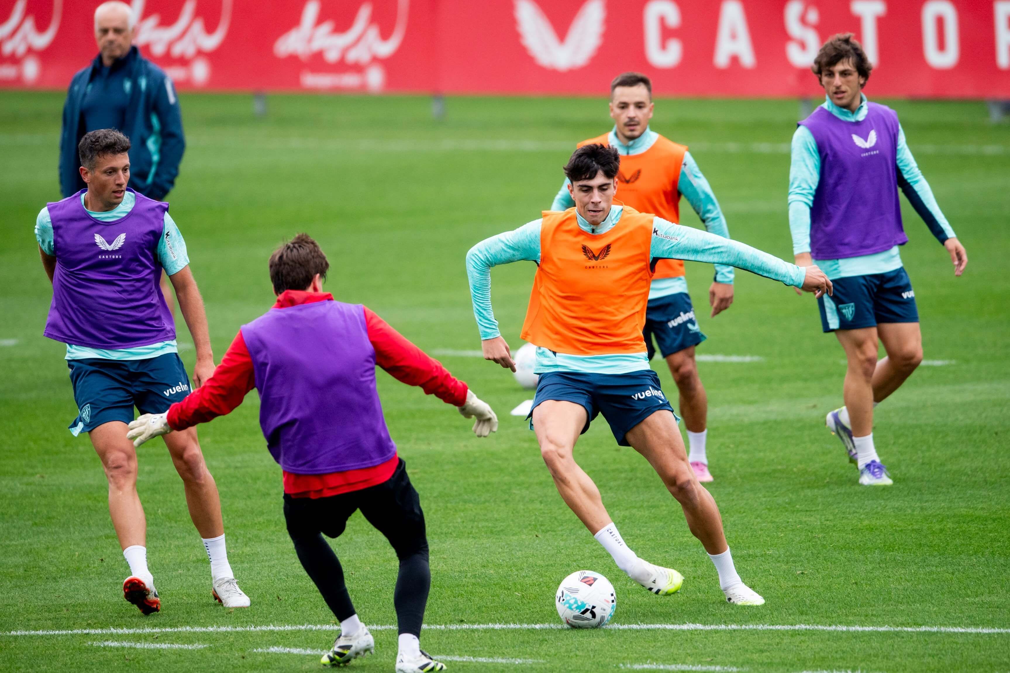 El centrocampista bilbaíno Alex Rego se entrena con sus compañeros en Lezama.