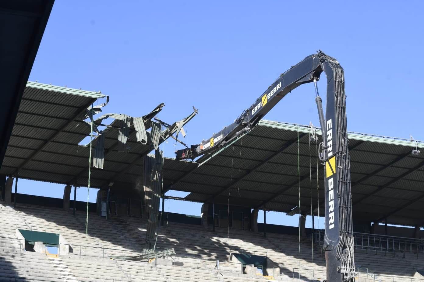 Retirada de la visera de Preferencia del Benito Villamarín.