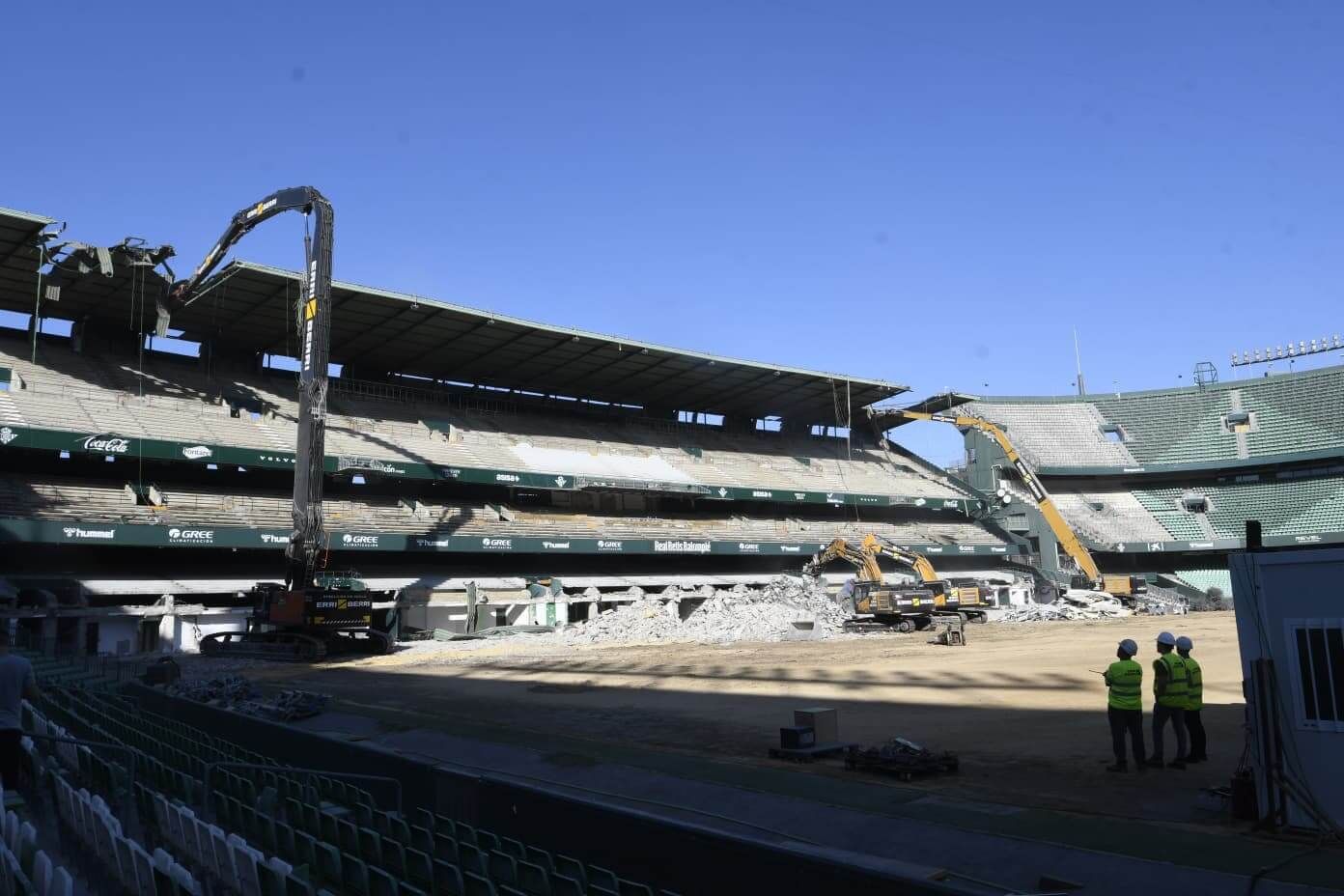  Retirada de la visera de Preferencia del Benito Villamarín.