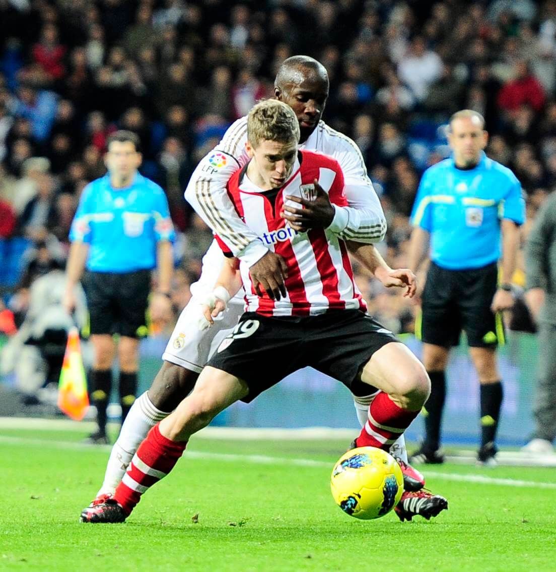  Lass Diarra pugna por un balón junto a Iker Muniain.