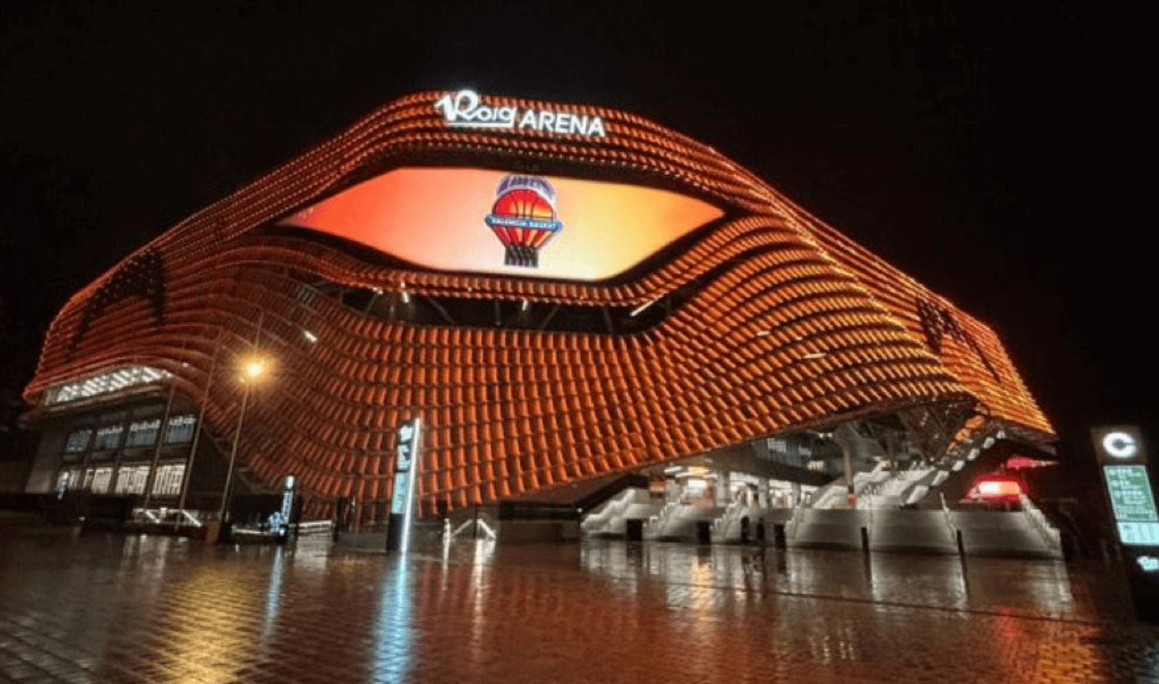 Roig Arena de naranja, casa del Valencia Basket
