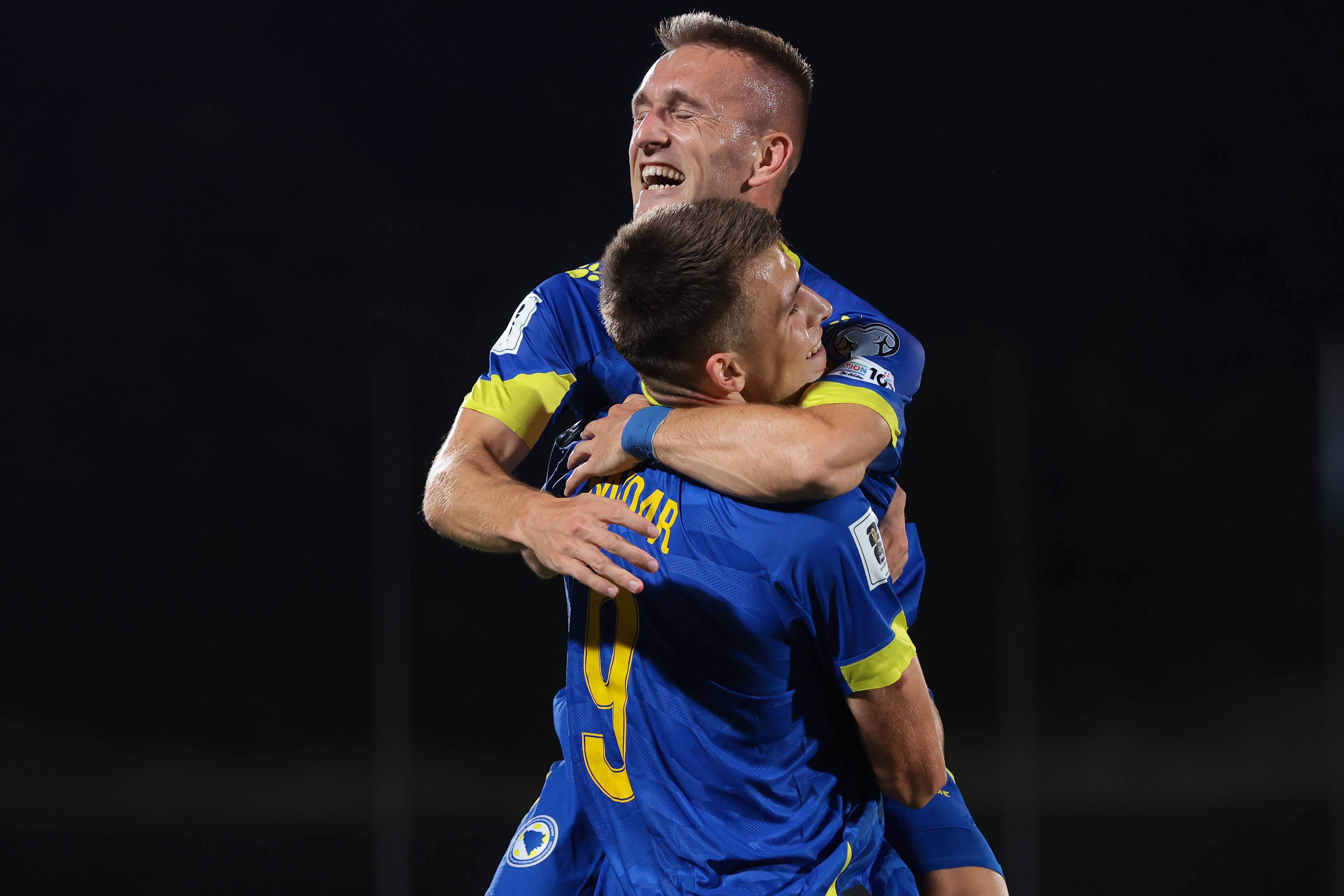 Samed Bazdar celebra su gol en el San Marino-Bosnia.