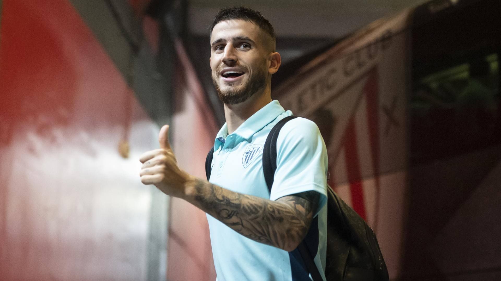 Gesto positivo de Oihan Sancet al llegar a un partido San Mamés.