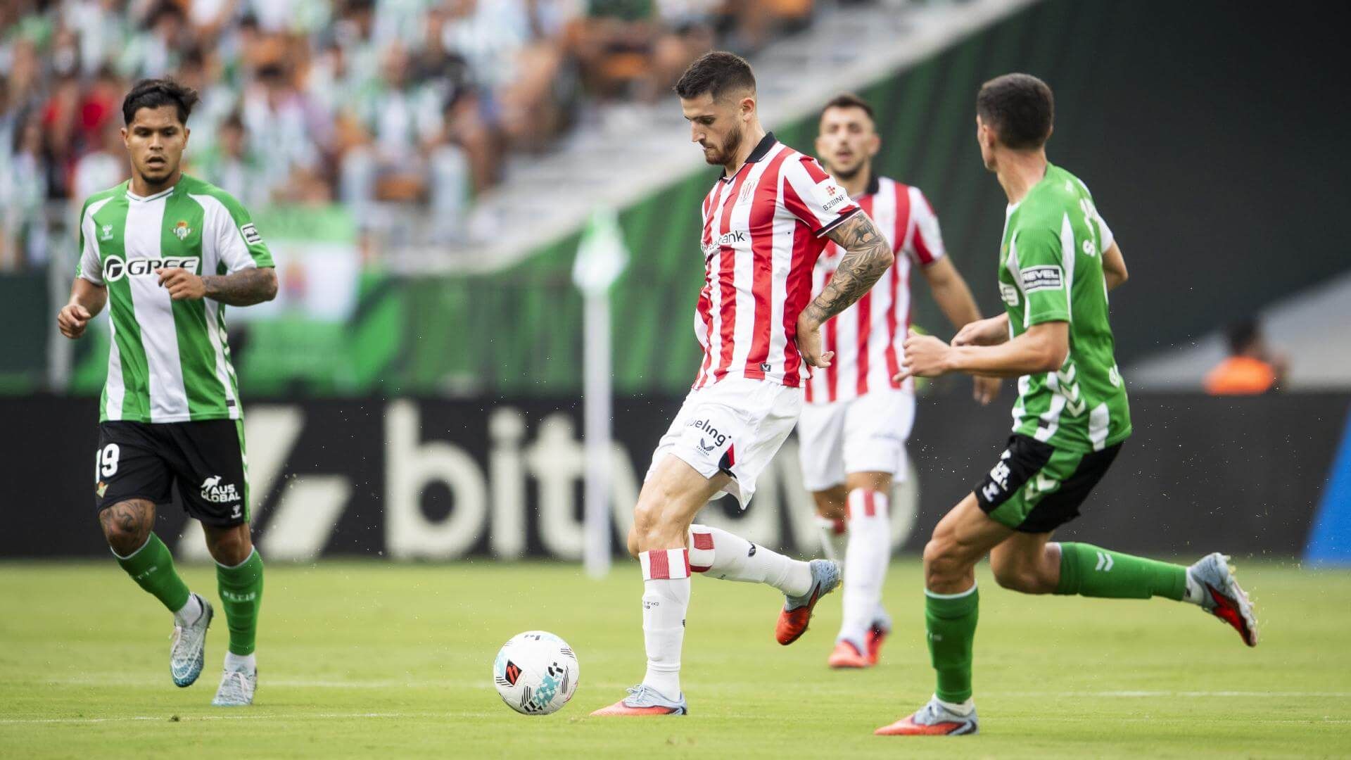 El navarro Oihan Sancet, en acción ante el Real Betis en La Cartuja.