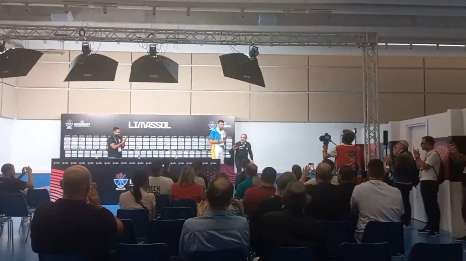 Sergio Scariolo recibe el aplauso de los que estaban en la sala de prensa del Eurobasket.