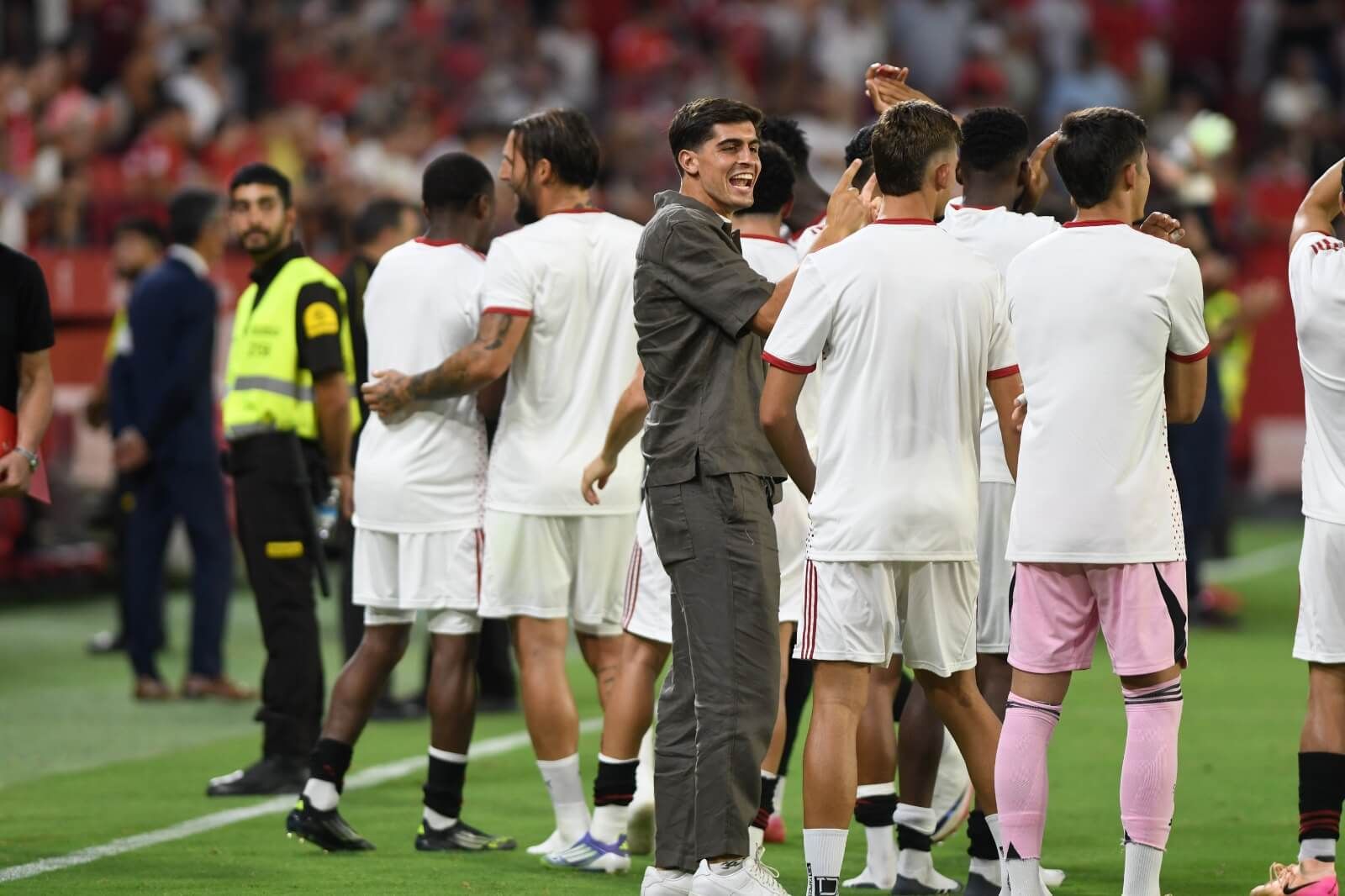  Juanlu, vestido de calle, en el Trofeo Antonio Puerta.