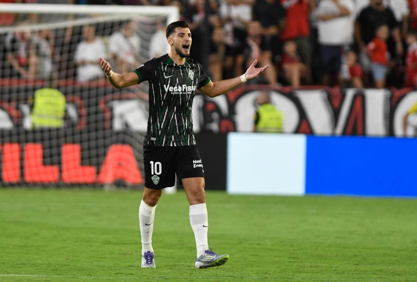 Rafa Mir celebra su gol en el Sevilla-Elche.