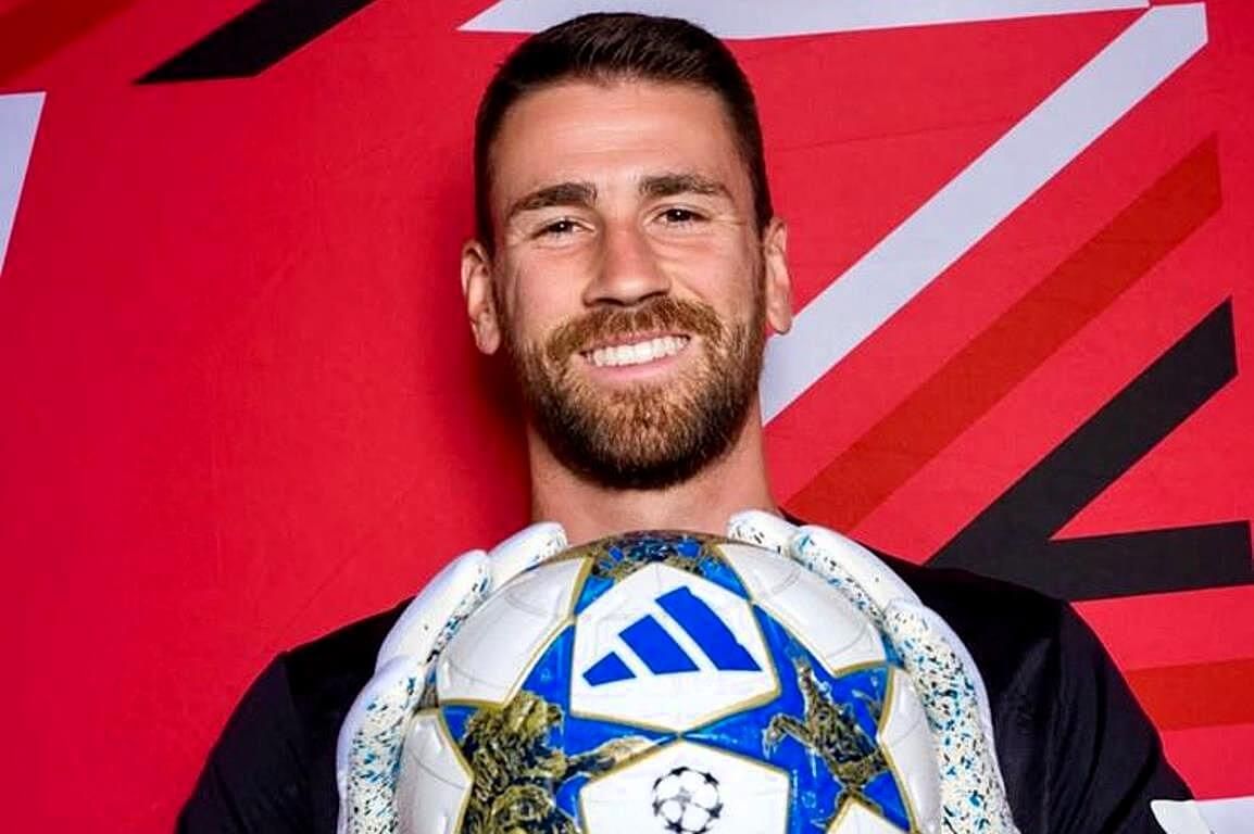  El guardameta Unai Simón posa con el balón de la Champions.