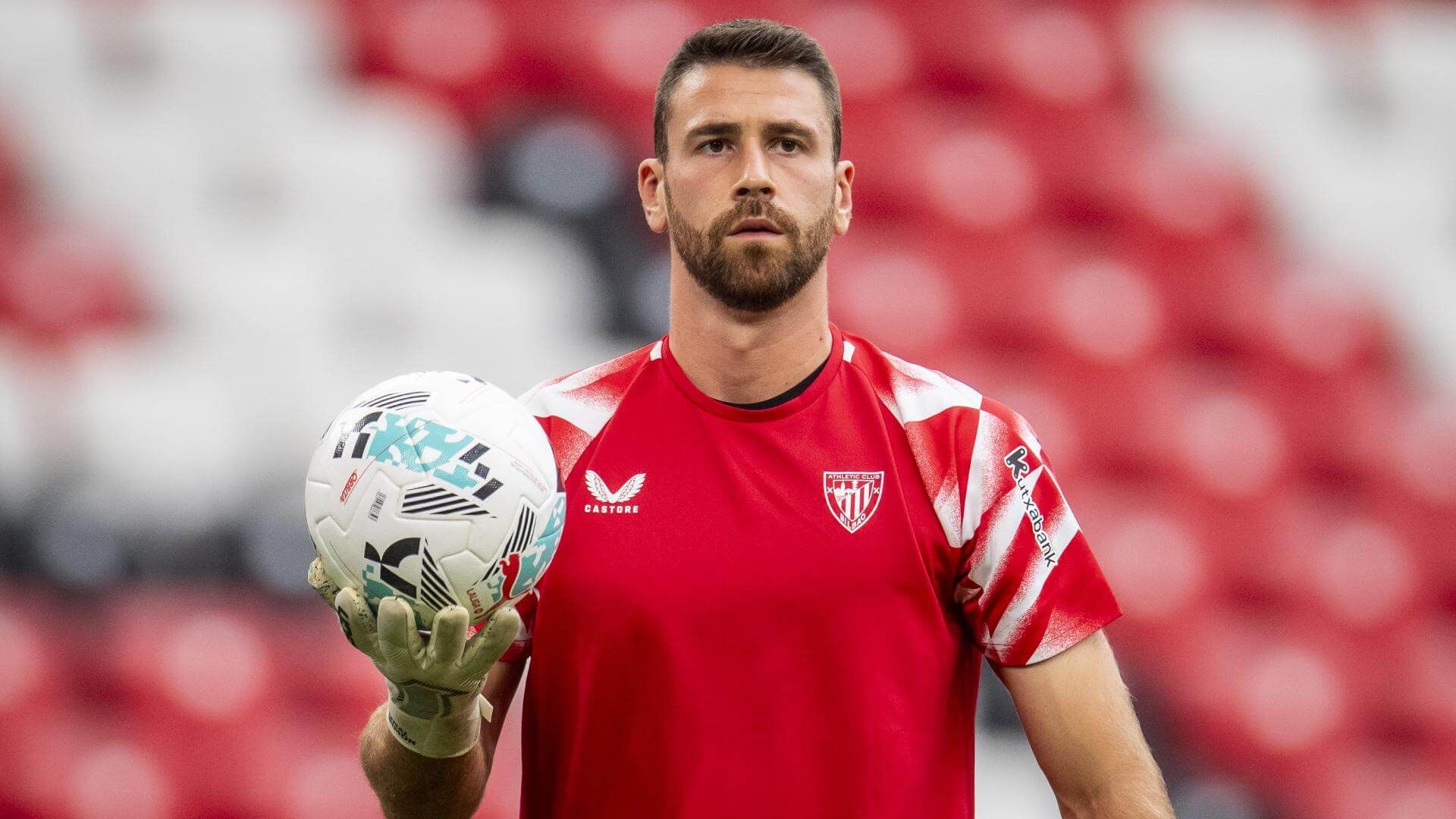 Unai Simón calienta para jugar ante el Rayo en San Mamés.