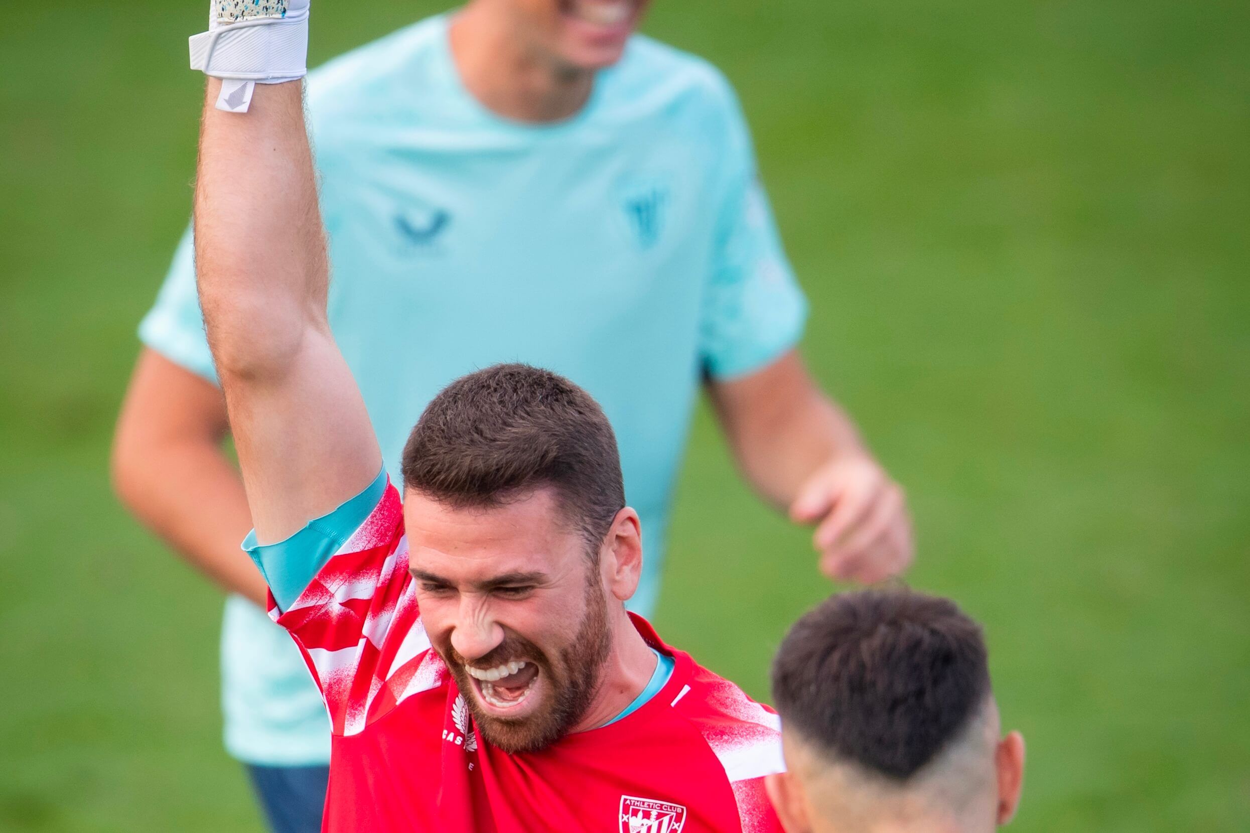  La euforia de Unai Simón en un entrenamiento del equipo en Lezama.