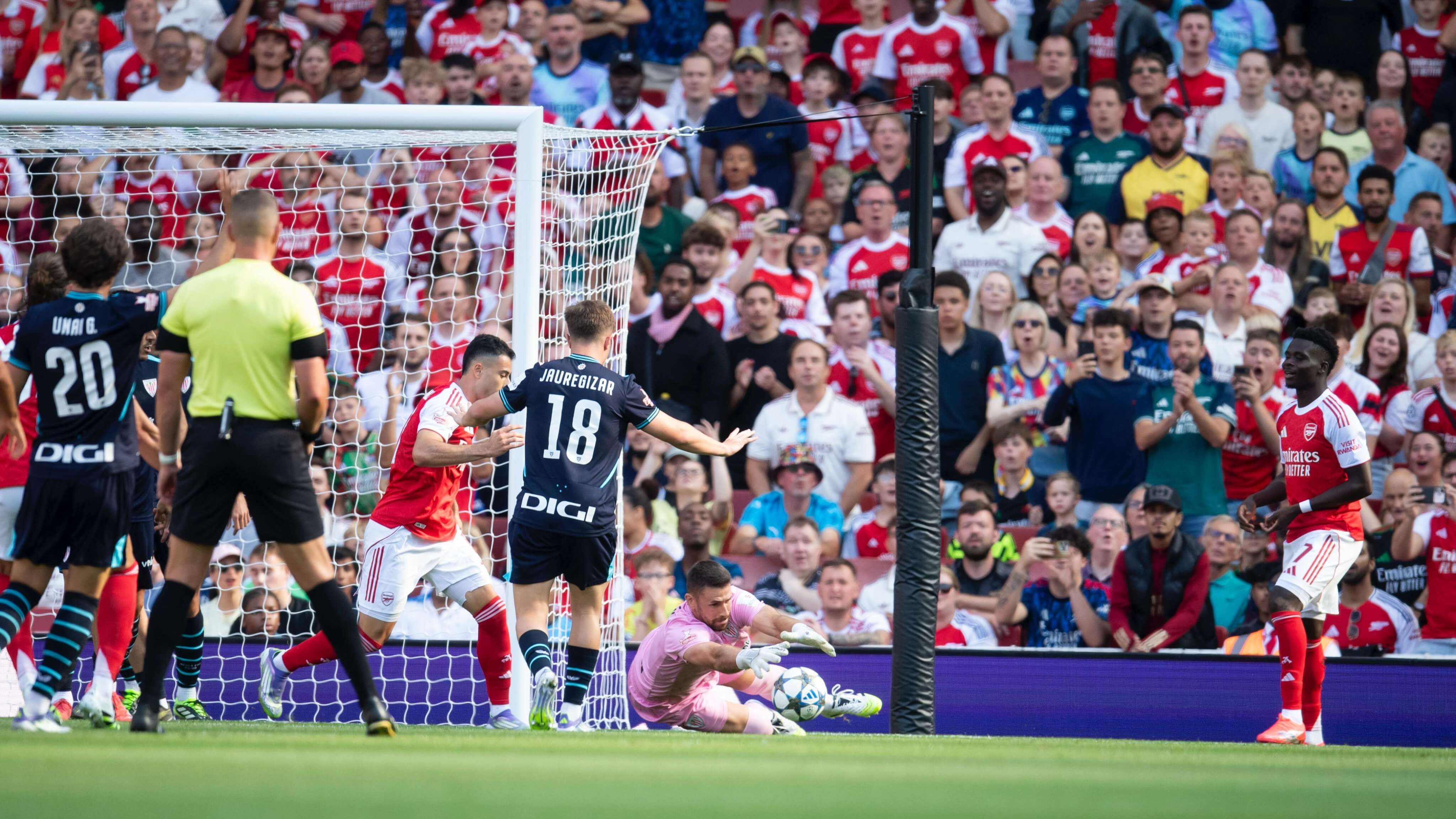 Unai Simón se lanza a por un balón en la pretemporada ante el Arsenal en el Emirates.