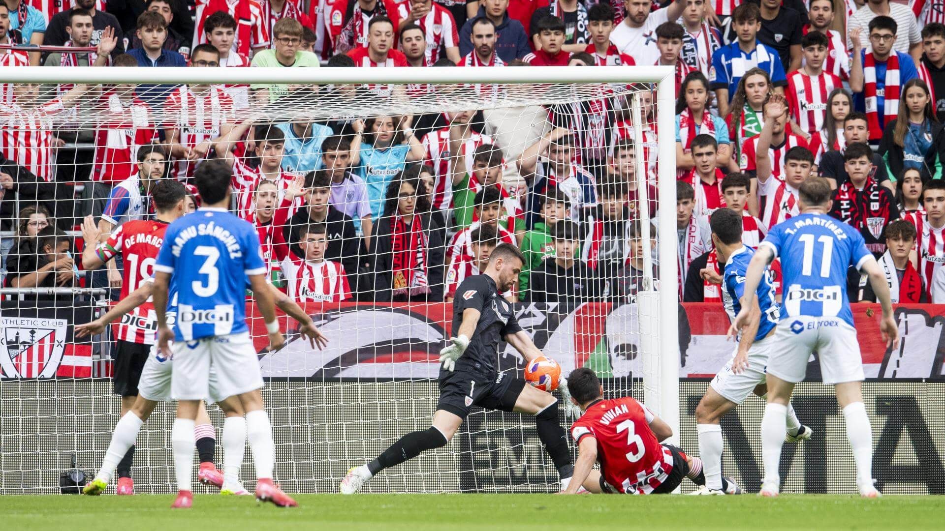  Parada del guardameta Unai Simón en un derbi ante el Deportivo Alavés en San Mamés.