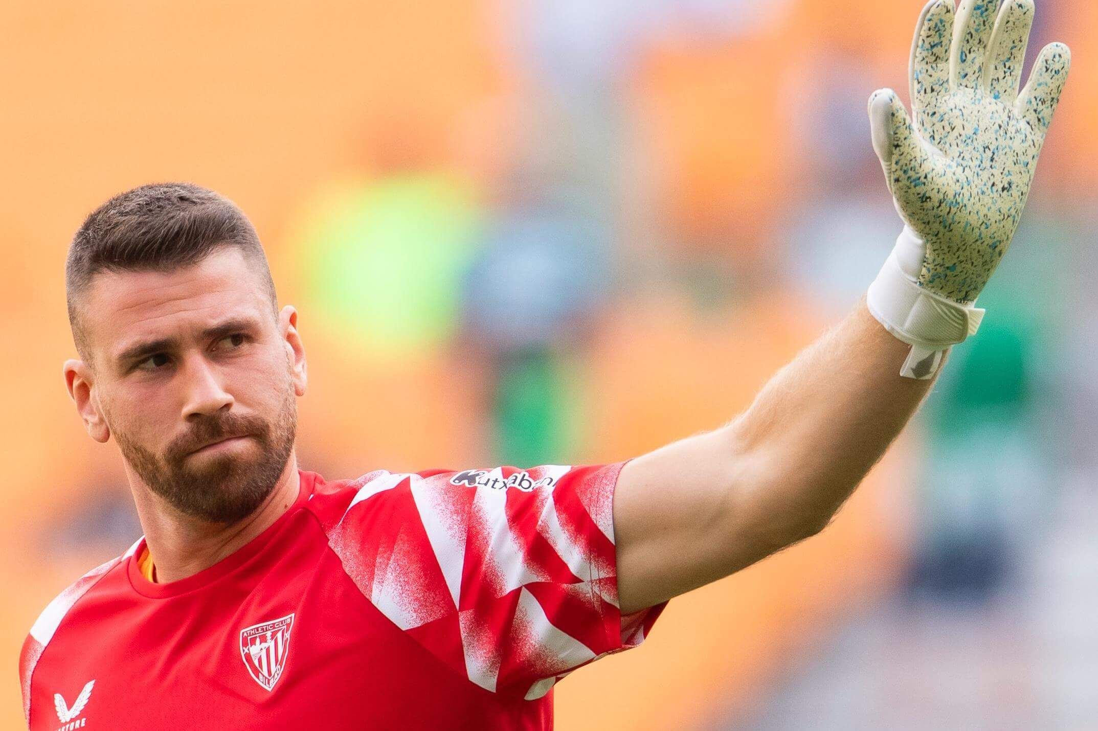 El portero Unai Simón saluda a la grada antes de jugar ante el Real Betis en La Cartuja.