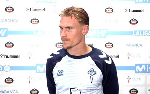 Carl Starfelt en zona mixta.