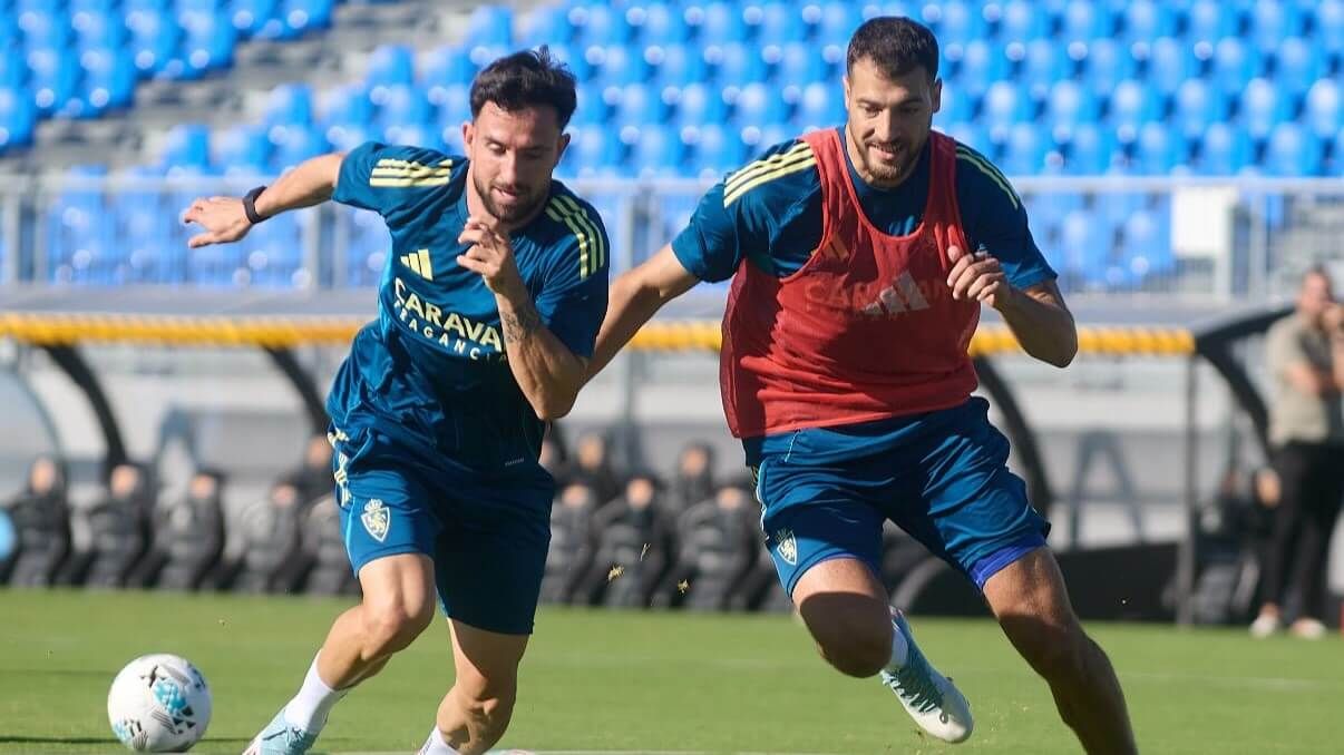 Sinan Bakis pugna con Sebas Moyano en un entrenamiento del Real Zaragoza
