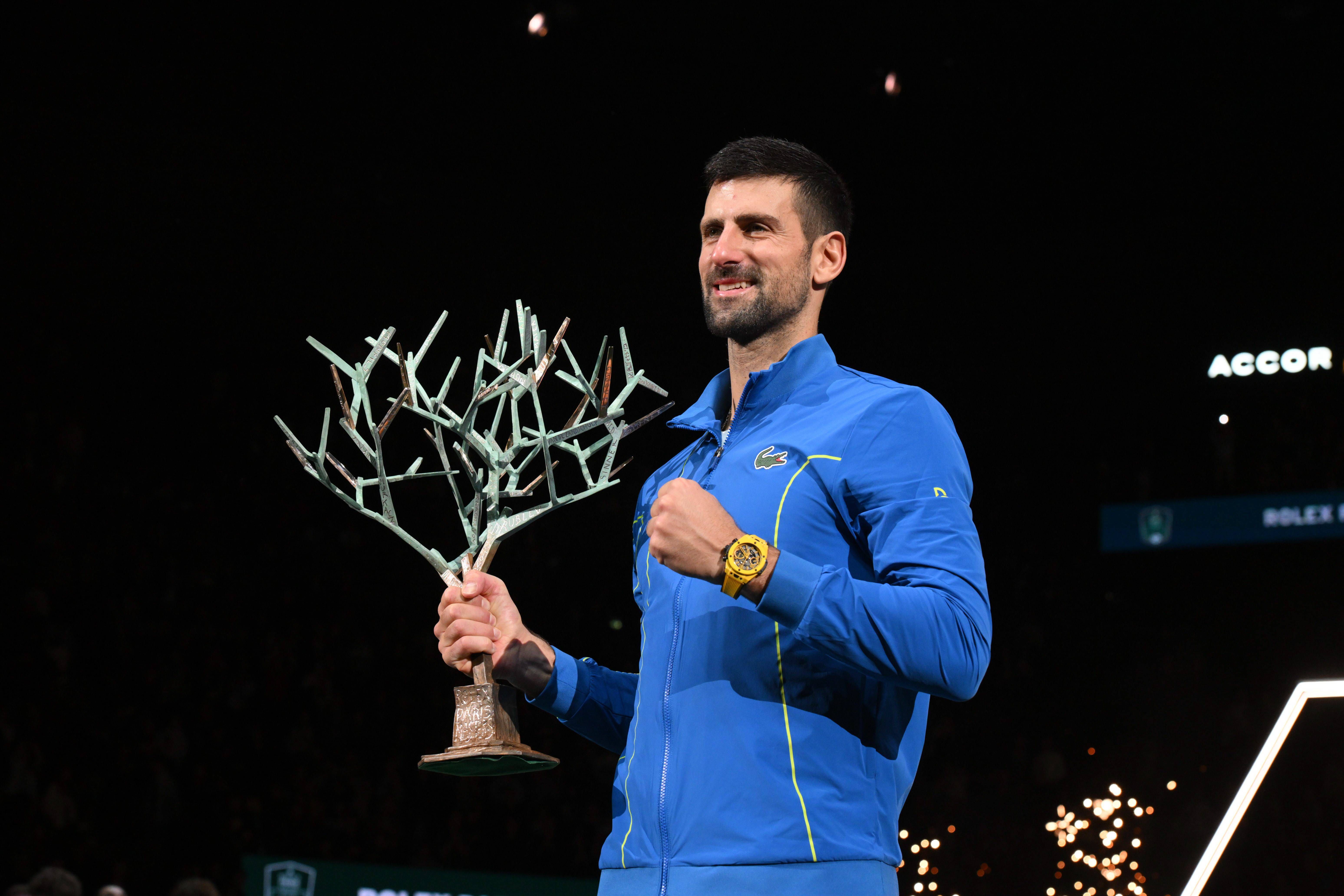 Novak Djokovic con el trofeo de campeón del Masters 1000 de París-Bercy.