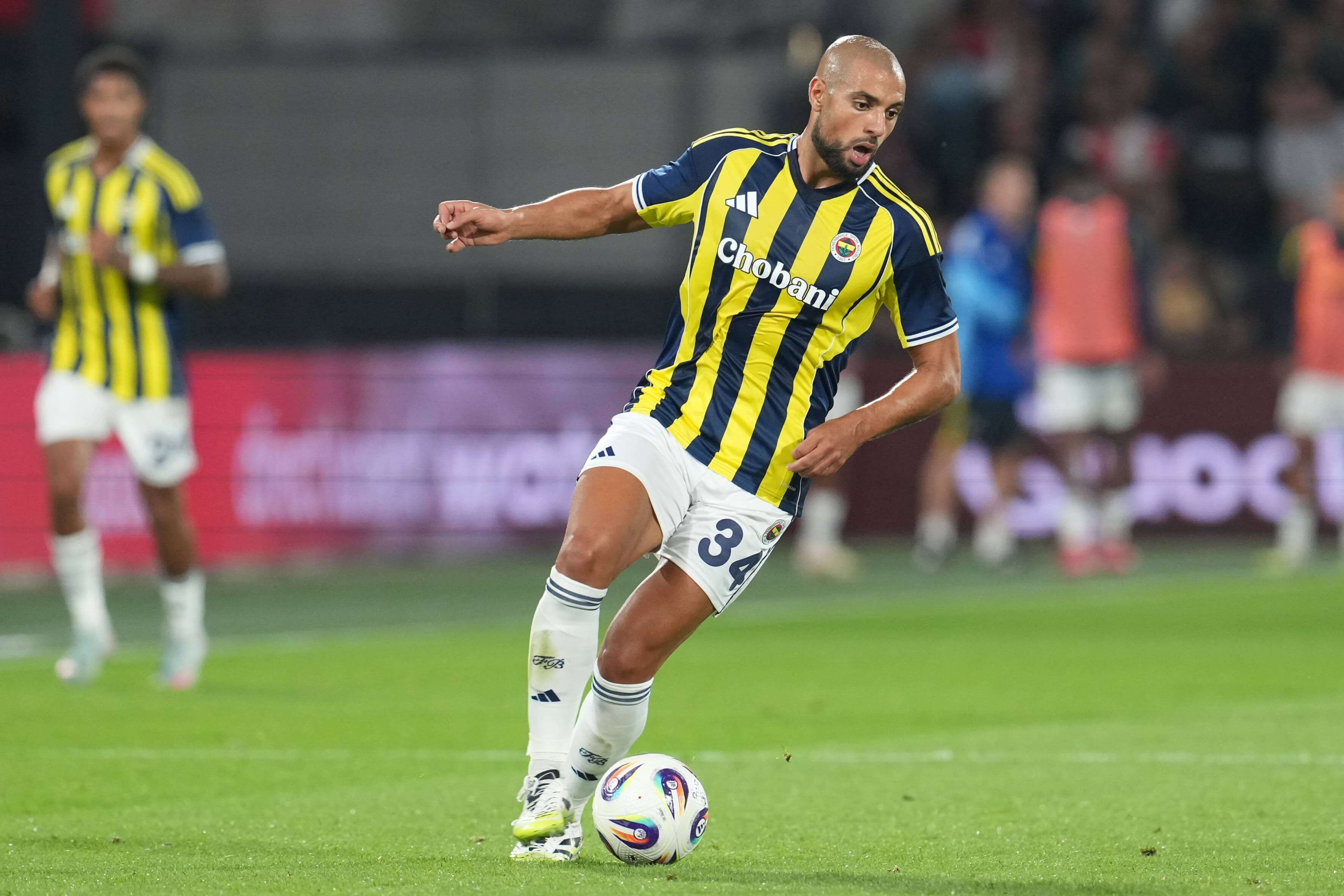 Sofyan Amrabat conduce el balón en un partido del Fenerbahce.