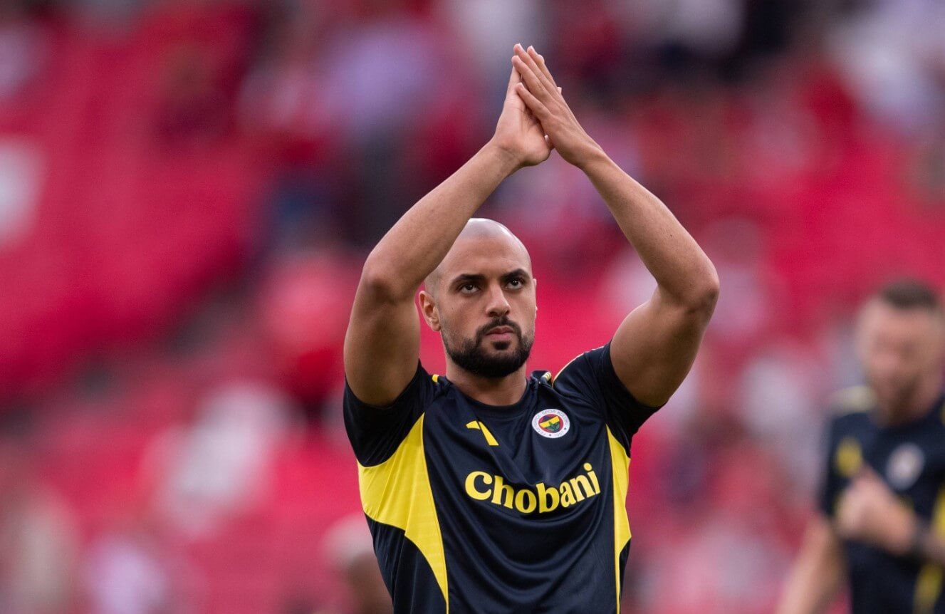 Sofyan Amrabat calienta antes de un partido del Fenerbahce (Foto: Cordon Press).