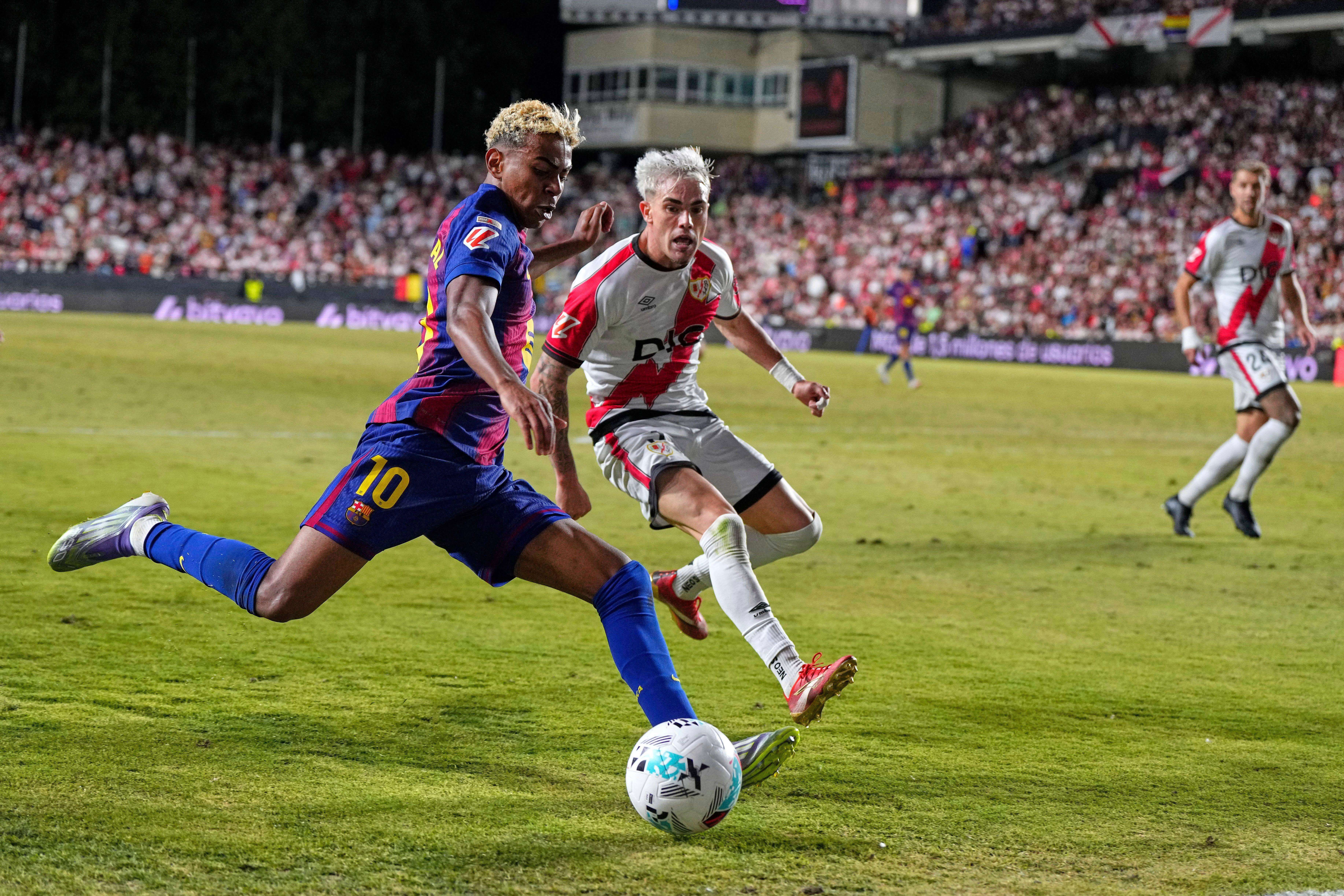  Pep Chavarría contra Lamine Yamal (Cordon Press)