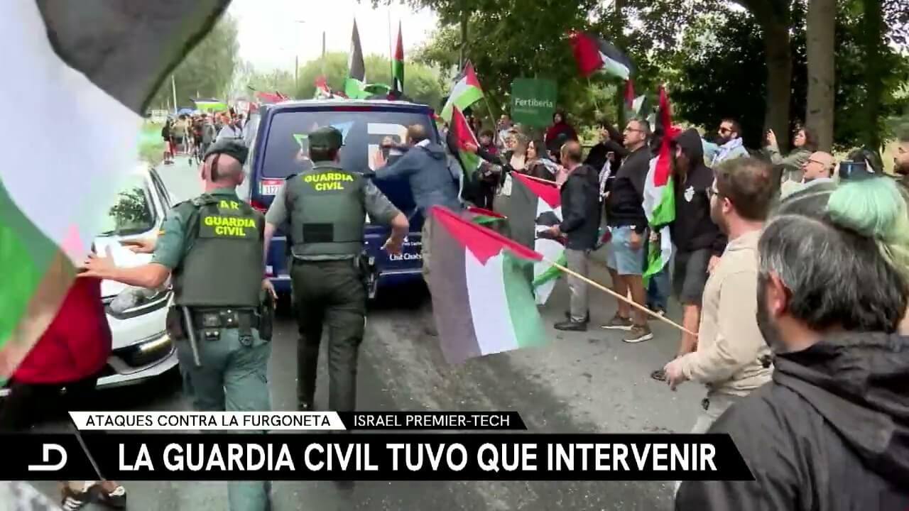  Tensión con el coche del Israel Premier-Tech al pasar por las concentraciones propalestinas en La