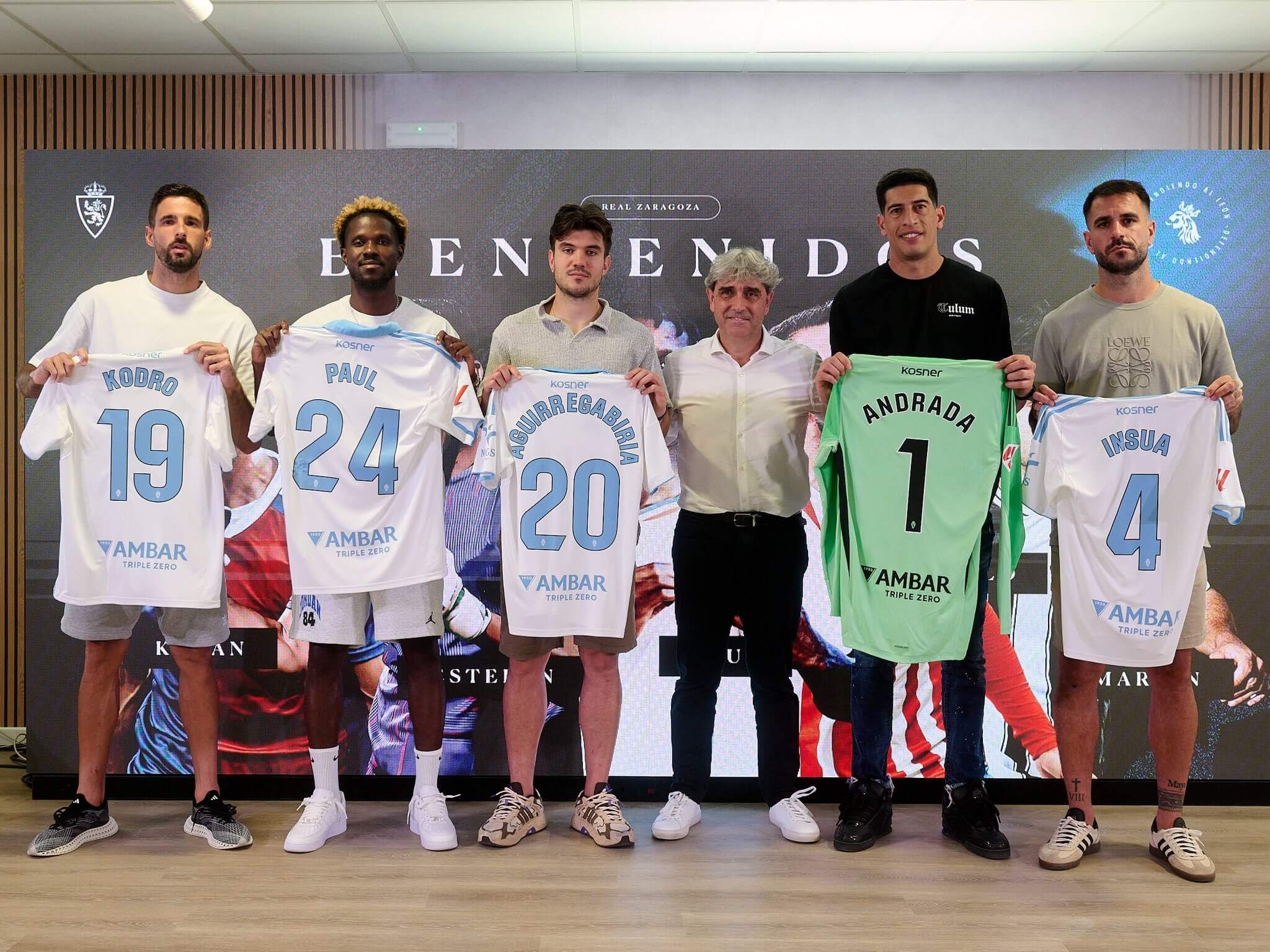 Txema Indias posa con los últimos fichajes del Real Zaragoza en el verano 2025 (Foto: RZ).