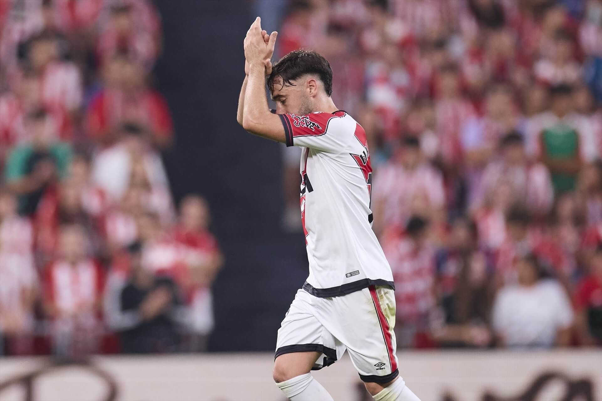 Unai López, aplaudido por San Mamés al ser sustituido en el Athletic-Rayo.