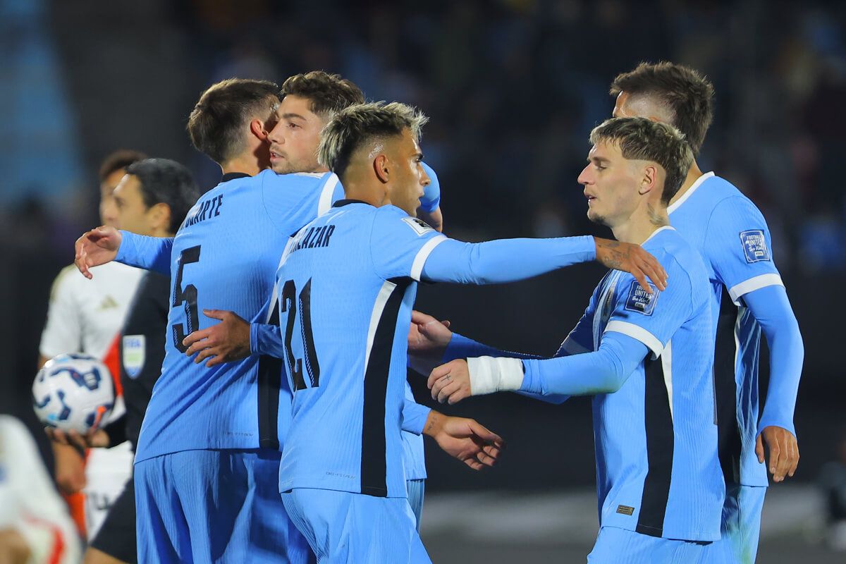 Uruguay celebra un gol ante Perú para clasificarse al Mundial 2026.