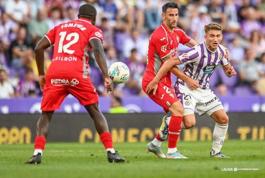  Iván Garriel pelea un balón en el Real Valladolid-Córdoba.