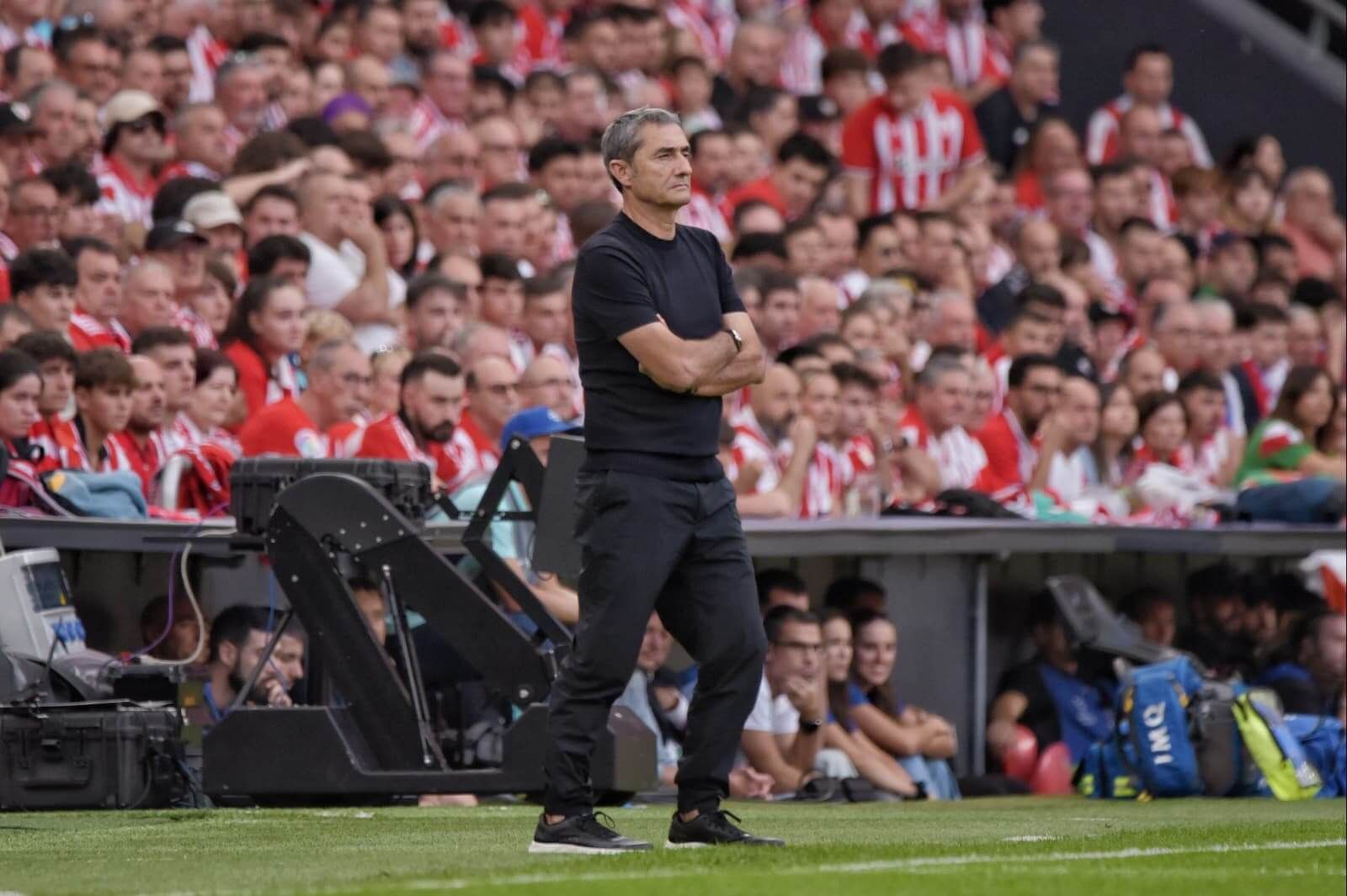 Ernesto Valverde, pensativo en el partido ante el Arsenal de Champions en San Mamés.