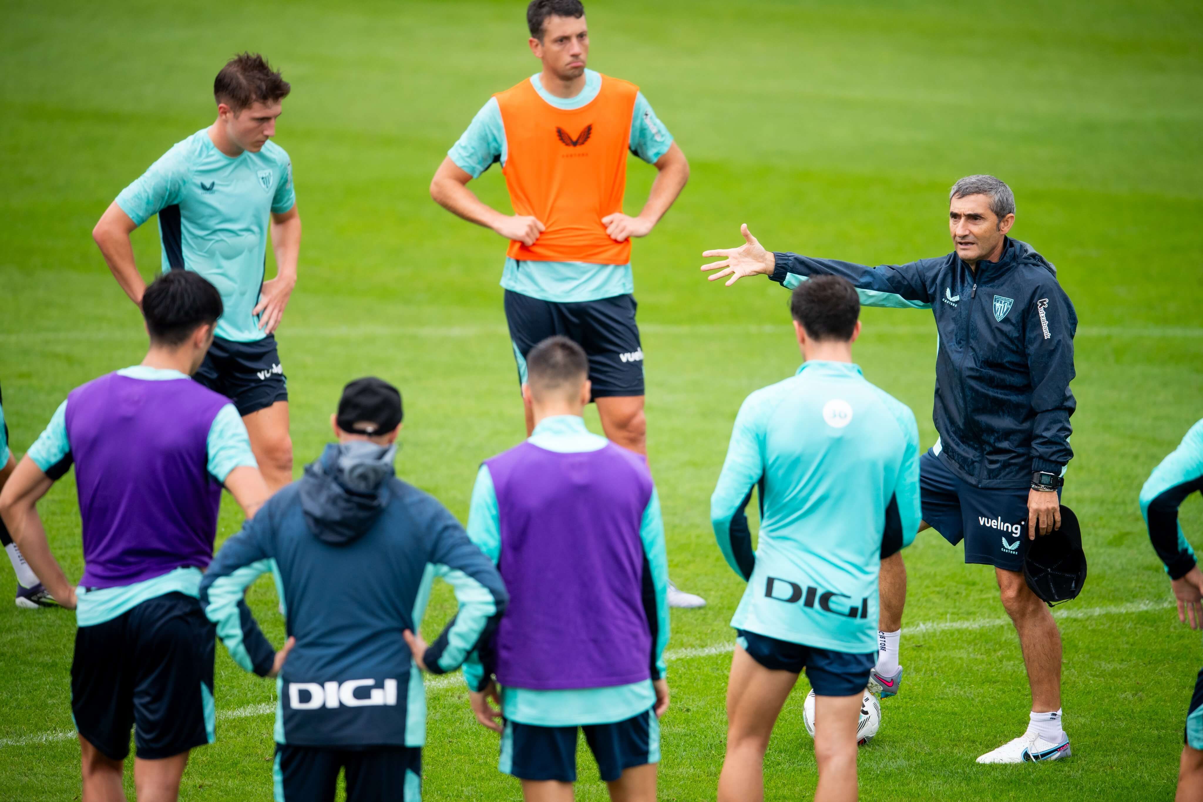  Ernesto Valverde imparte instrucciones al equipo en Lezama.