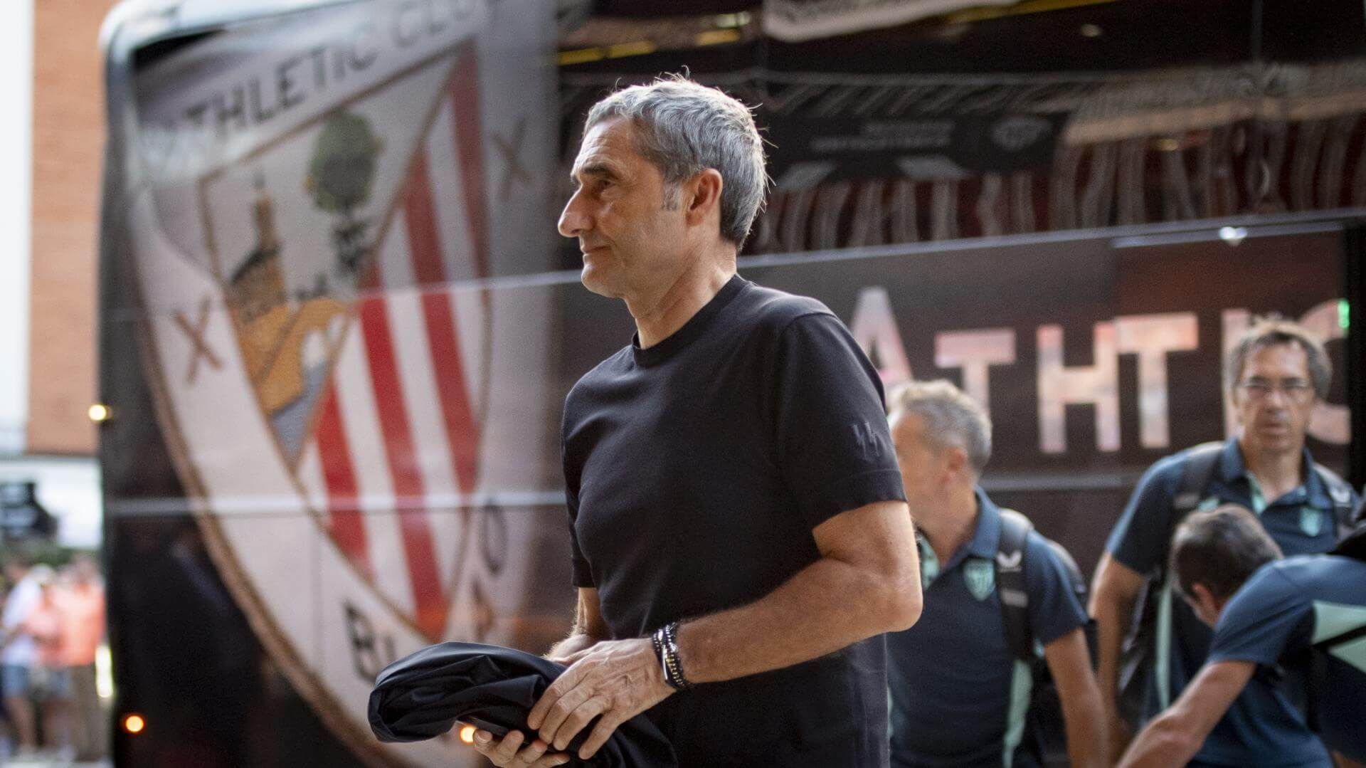  El técnico Ernesto Valverde baja del autobús para un partido de LALIGA.