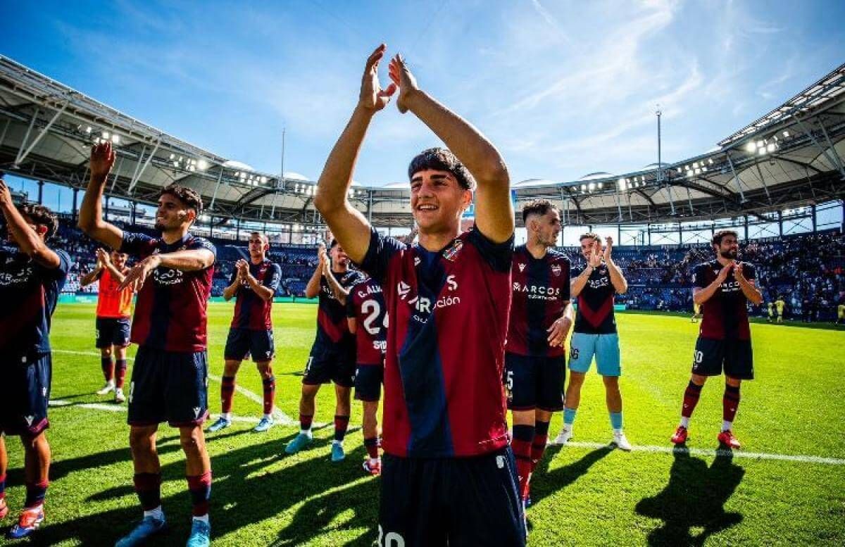 Víctor Fernández Jr celebra el ascenso del Levante.