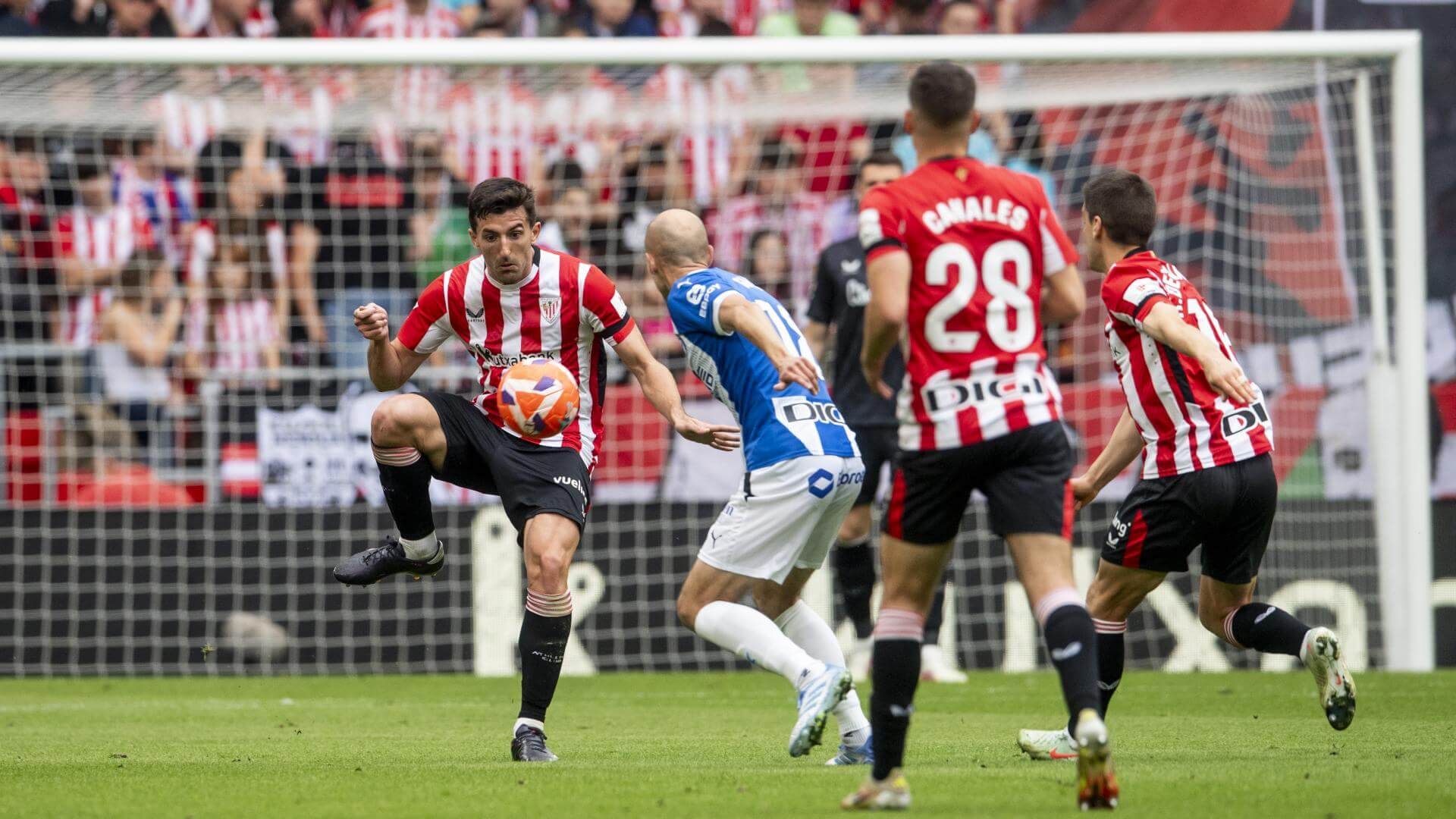 Dani Vivian, en un derbi ante el Deportivo Alavés jugado en San Mamés.