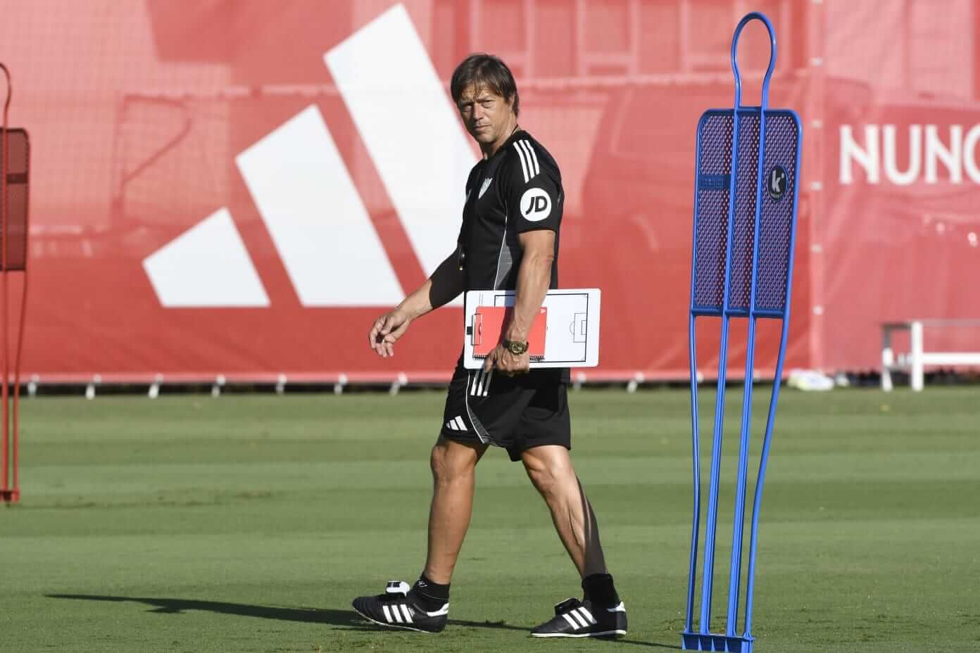 Matías Almeyda, dirigiendo el entrenamiento