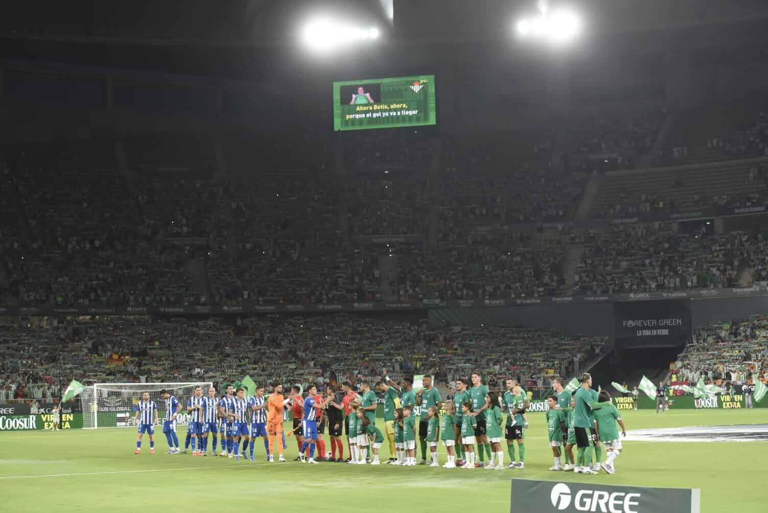 Ambiente de los aficionados del Betis en La Cartuja en la previa del partido ante el Alavés.
