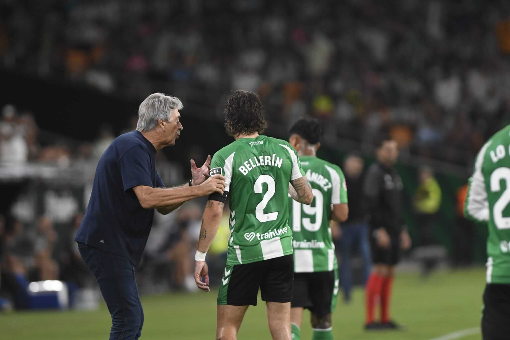 Pellegrini le da instrucciones a Bellerín ante el Alavés