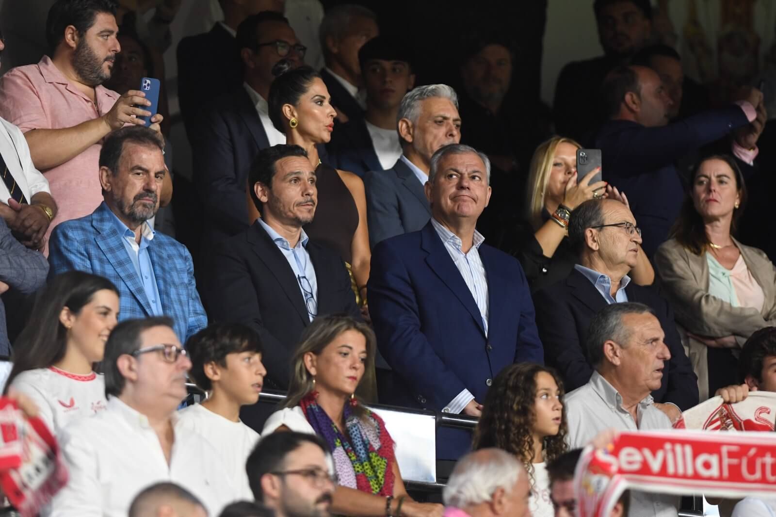 Del Nido Carrasco y José Castro, junto a José Luis Sanz en el Sevilla - Getafe