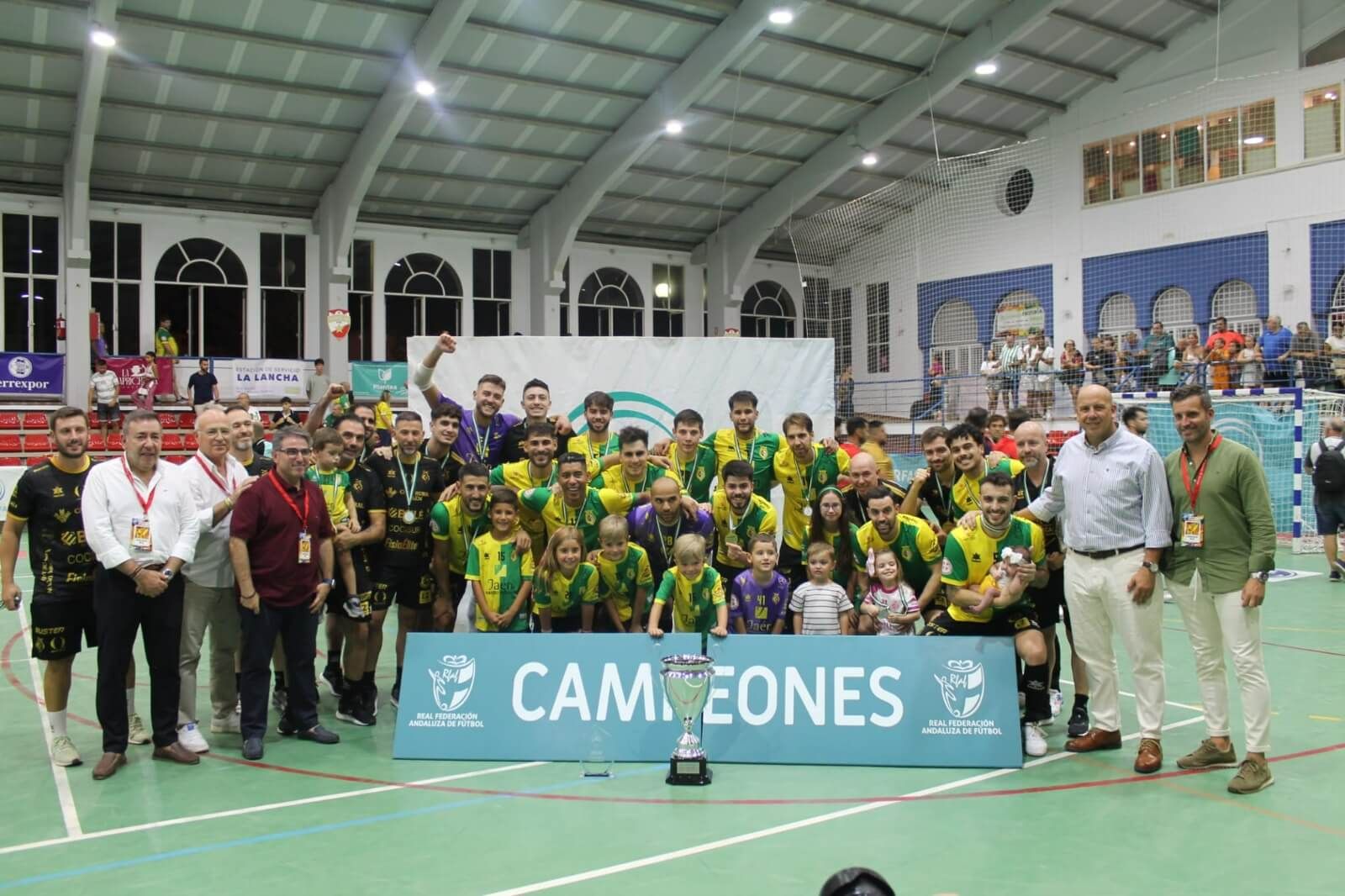 Los jugadores del Paraíso Interior posan con la Copa Andalucía.