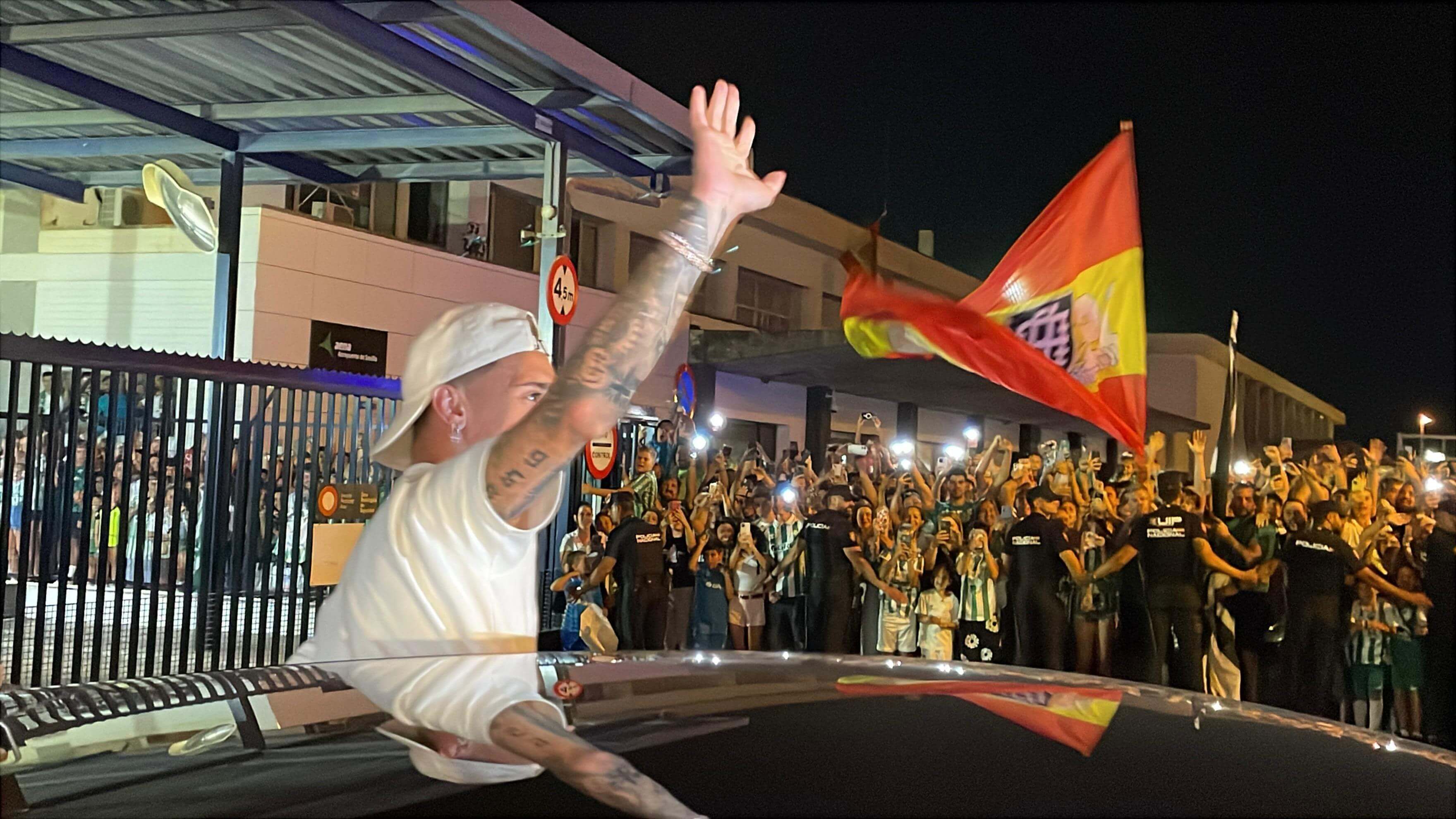  El recibimiento a Antony en el aeropuerto de Sevilla