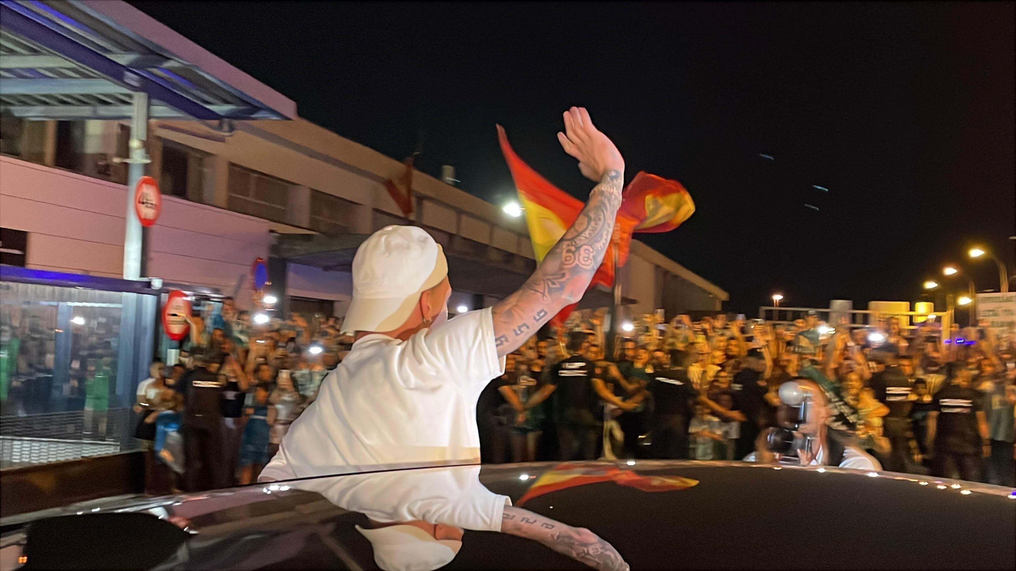  El recibimiento a Antony en el aeropuerto de Sevilla