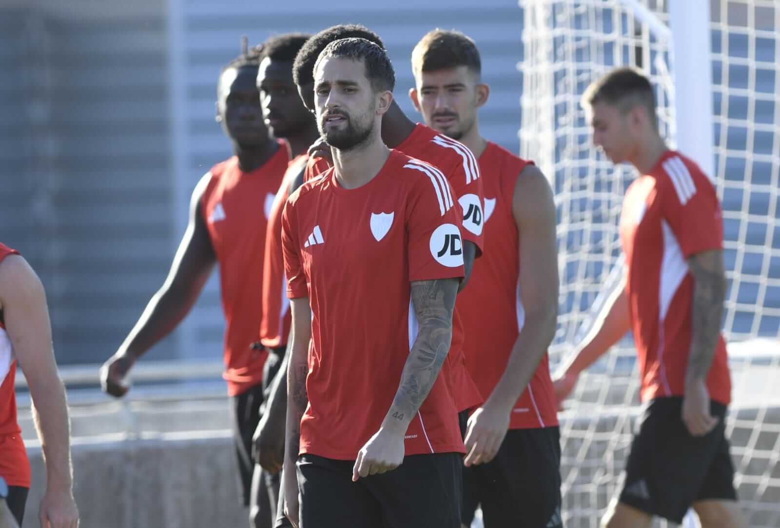  Adnan Januzaj se ejercita con el Sevilla.