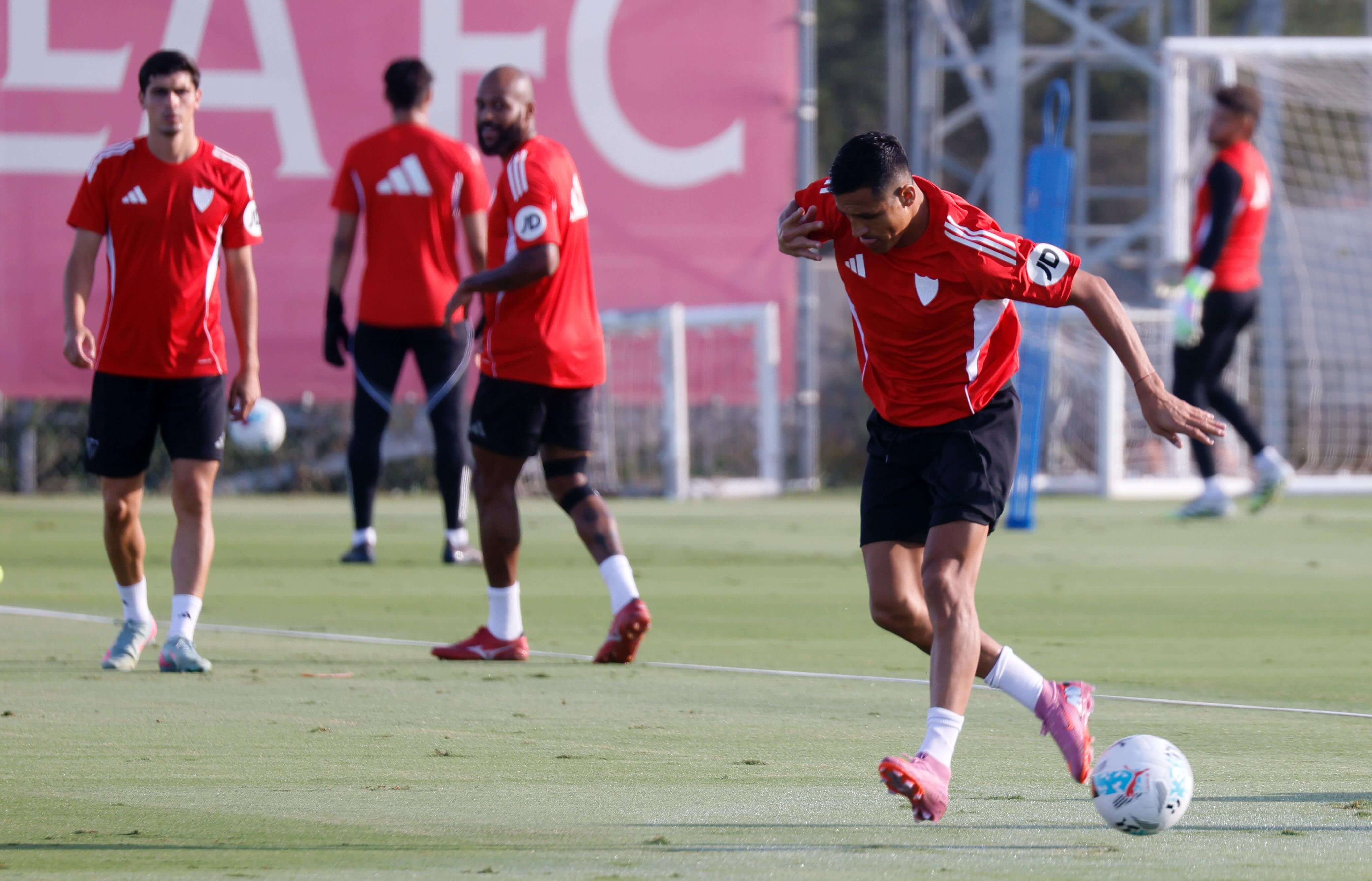 Alexis, en su primer entrenamiento con el Sevilla