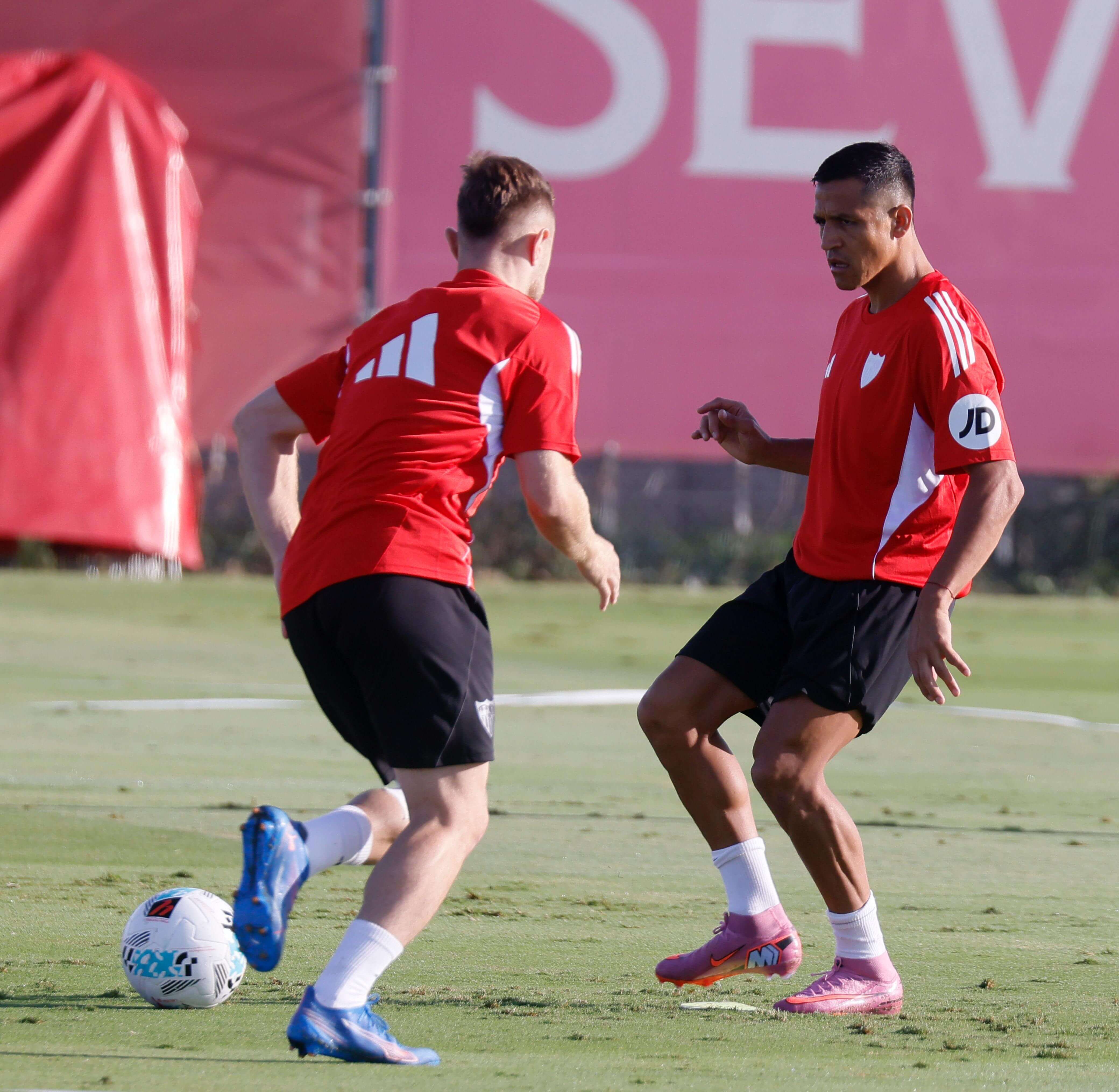 Alexis, en su primer entrenamiento con el Sevilla