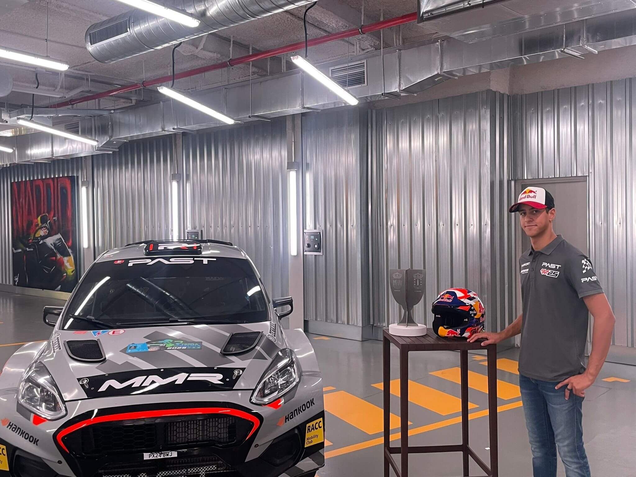  Gil Membrado posa junto con su nuevo coche