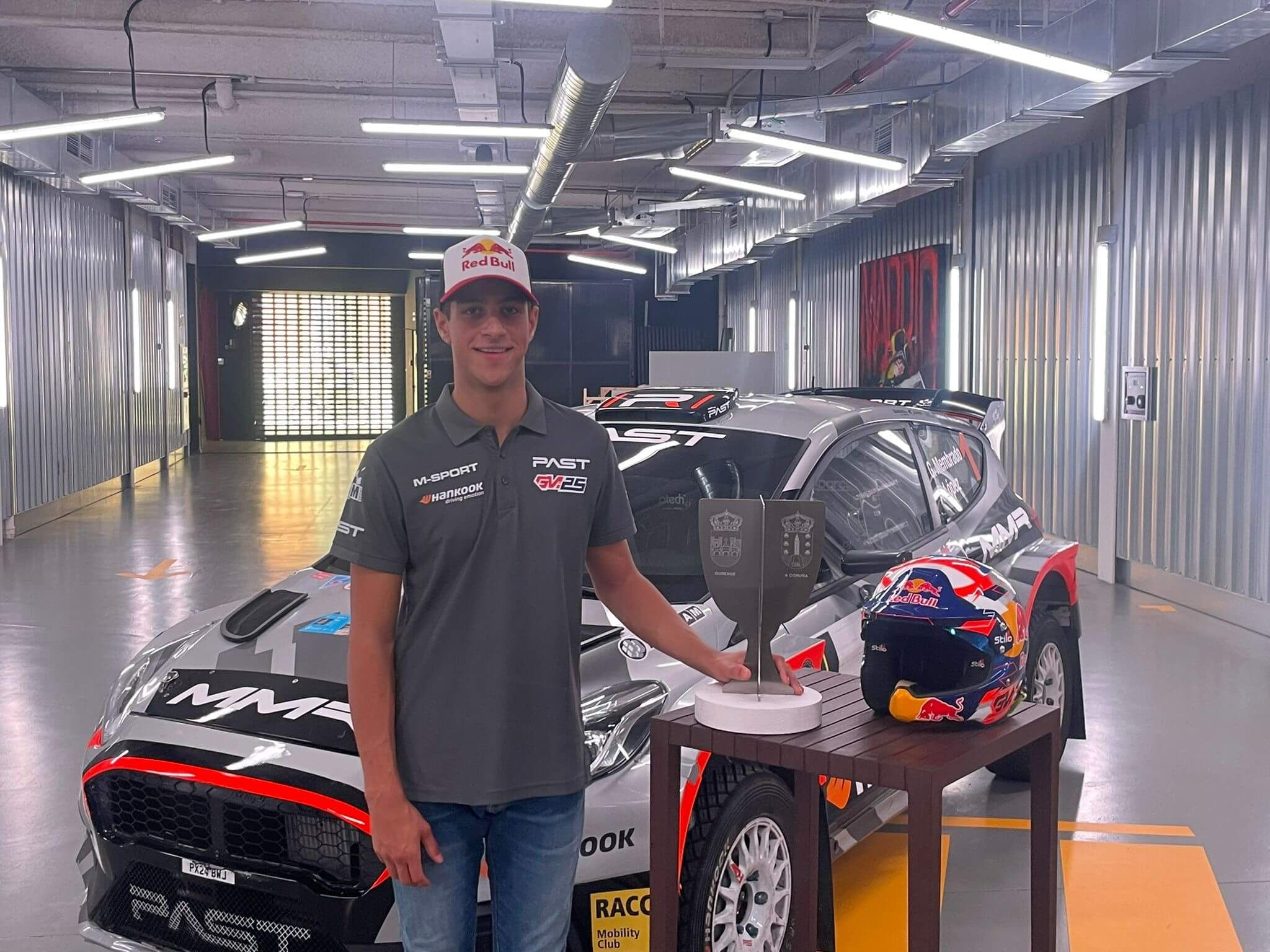  Gil Membrado posa con el trofeo de Campeón de España