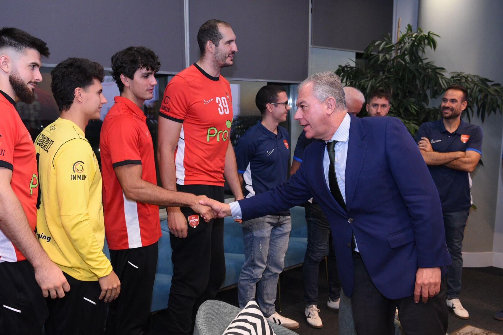  El Alcalde de Sevilla José Luis Sanz saluda a los integrantes del Cajasol Sevilla BM Proin.