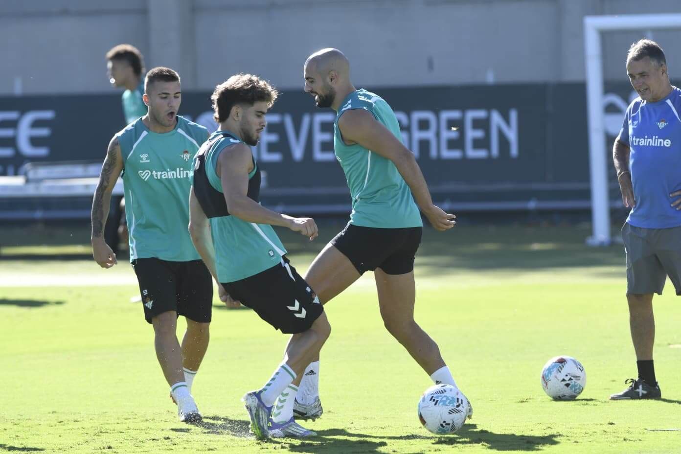  Sofyan Amrabat, en su primer entrenamiento con el Betis