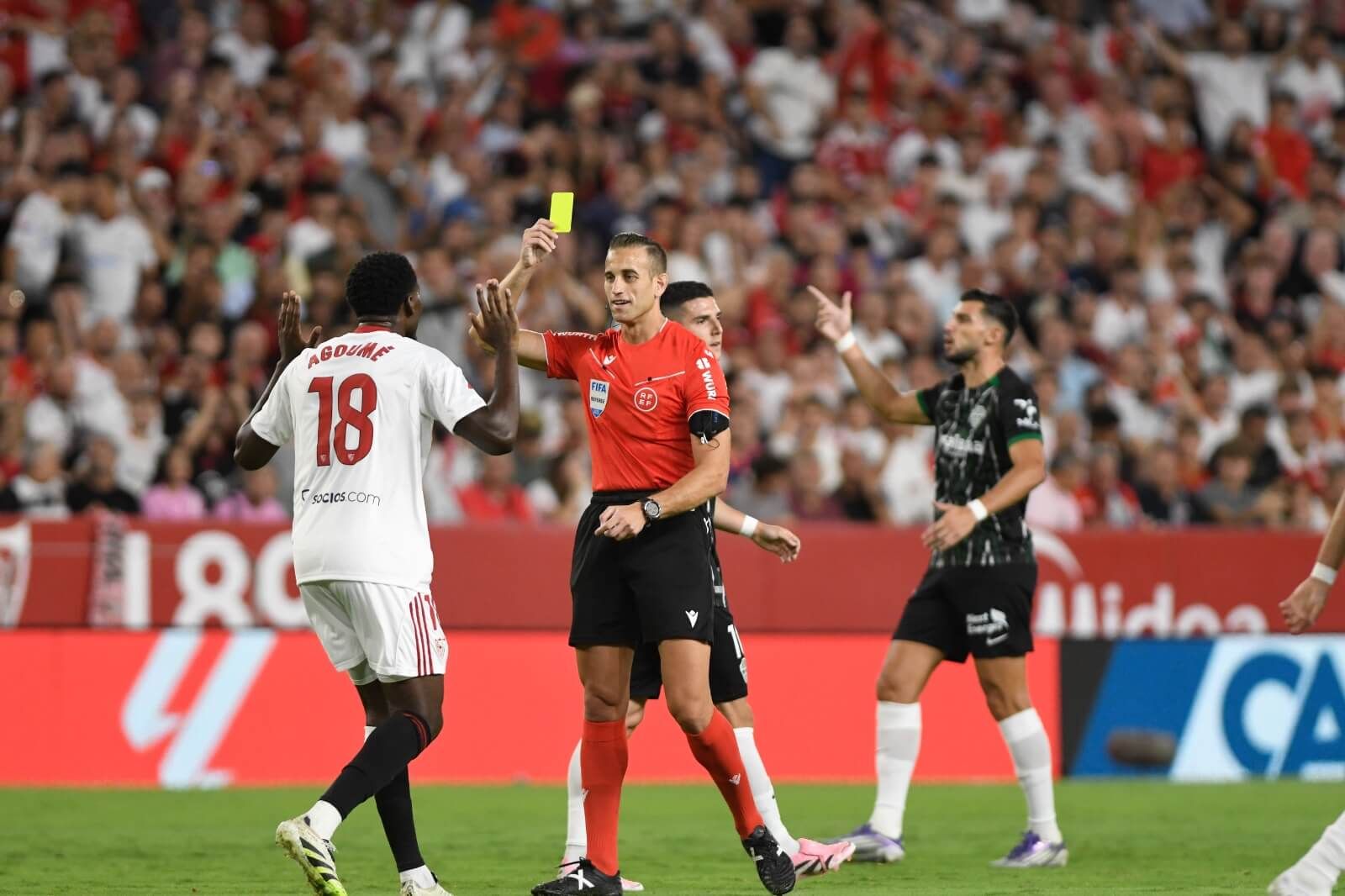  Javier Alberola Rojas amonesta a Lucien Agoumé en el Sevilla - Elche.