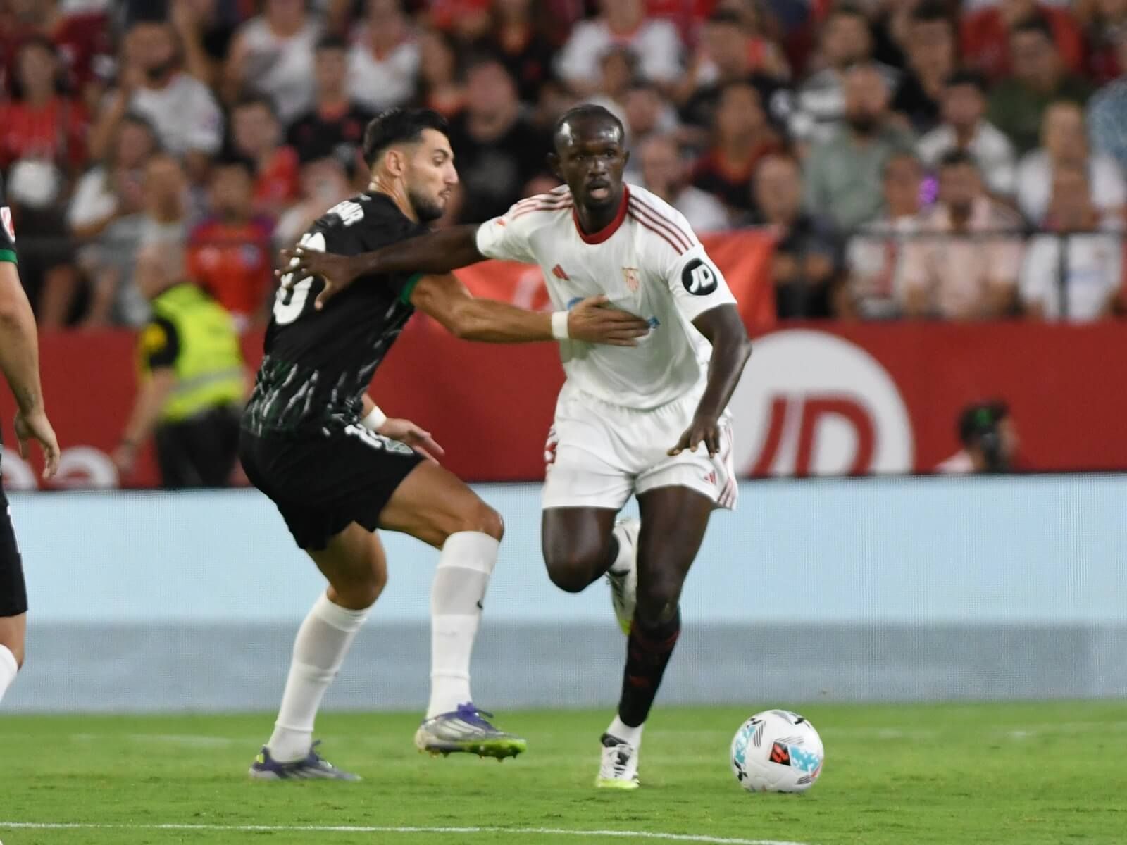  Tanguy Nianzou pugna con Rafa Mir en el Sevilla - Elche.